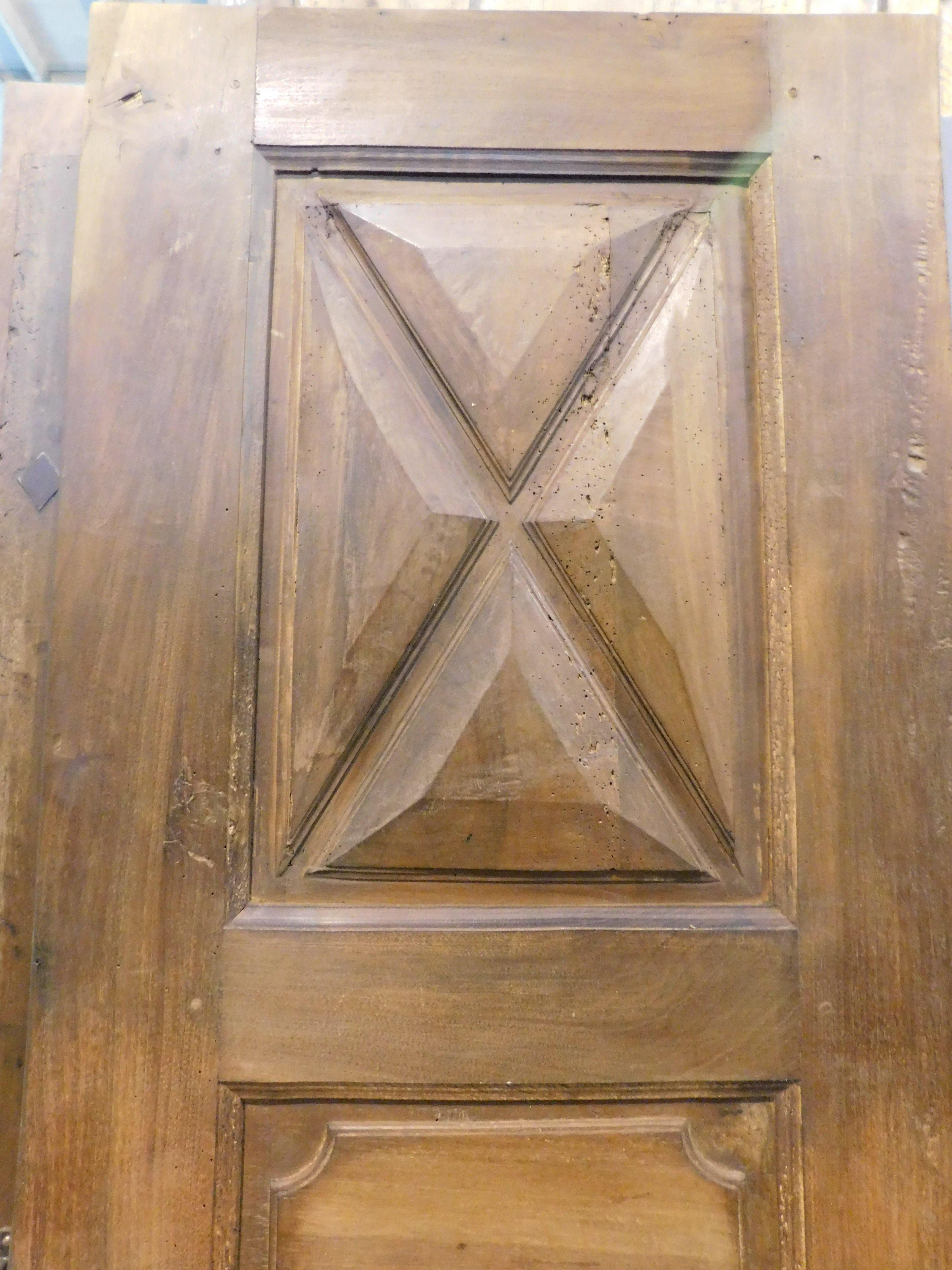 Puerta de un solo panel en nogal, tallada en diamante, Italia Tallado a mano en venta