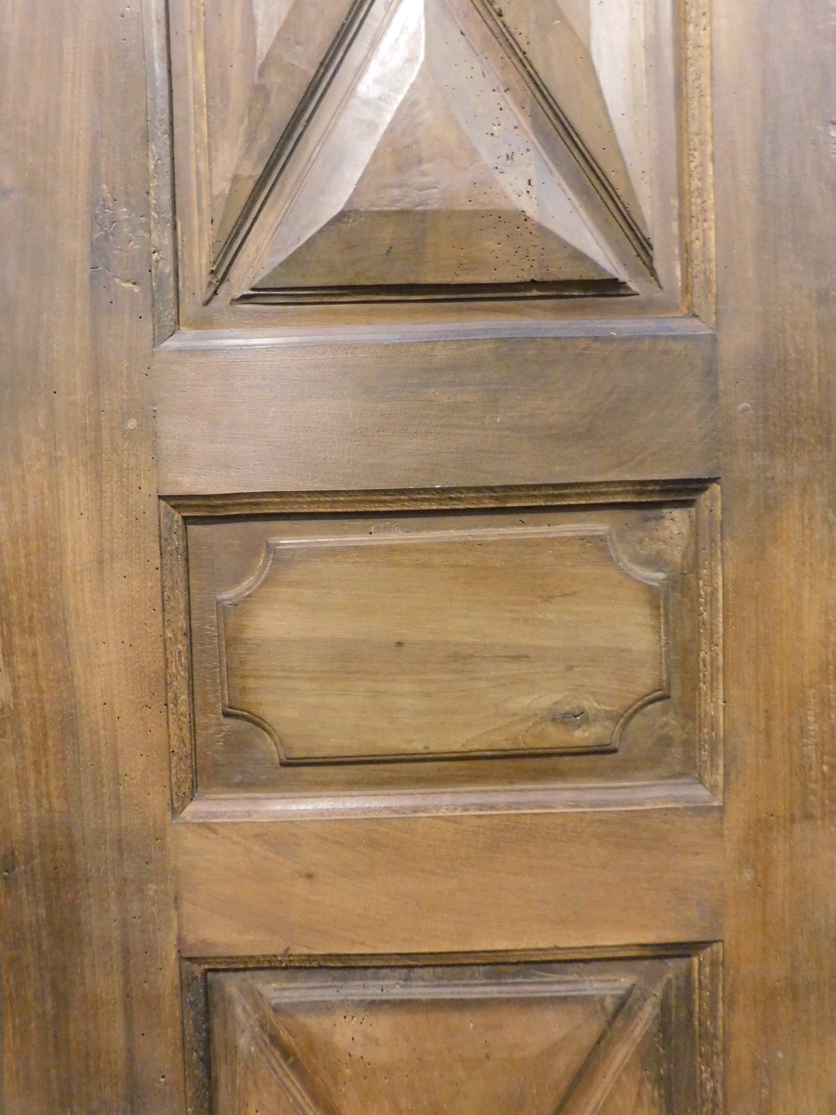 Puerta de un solo panel en nogal, tallada en diamante, Italia en Bueno estado para la venta en Cuneo, Italy (CN)