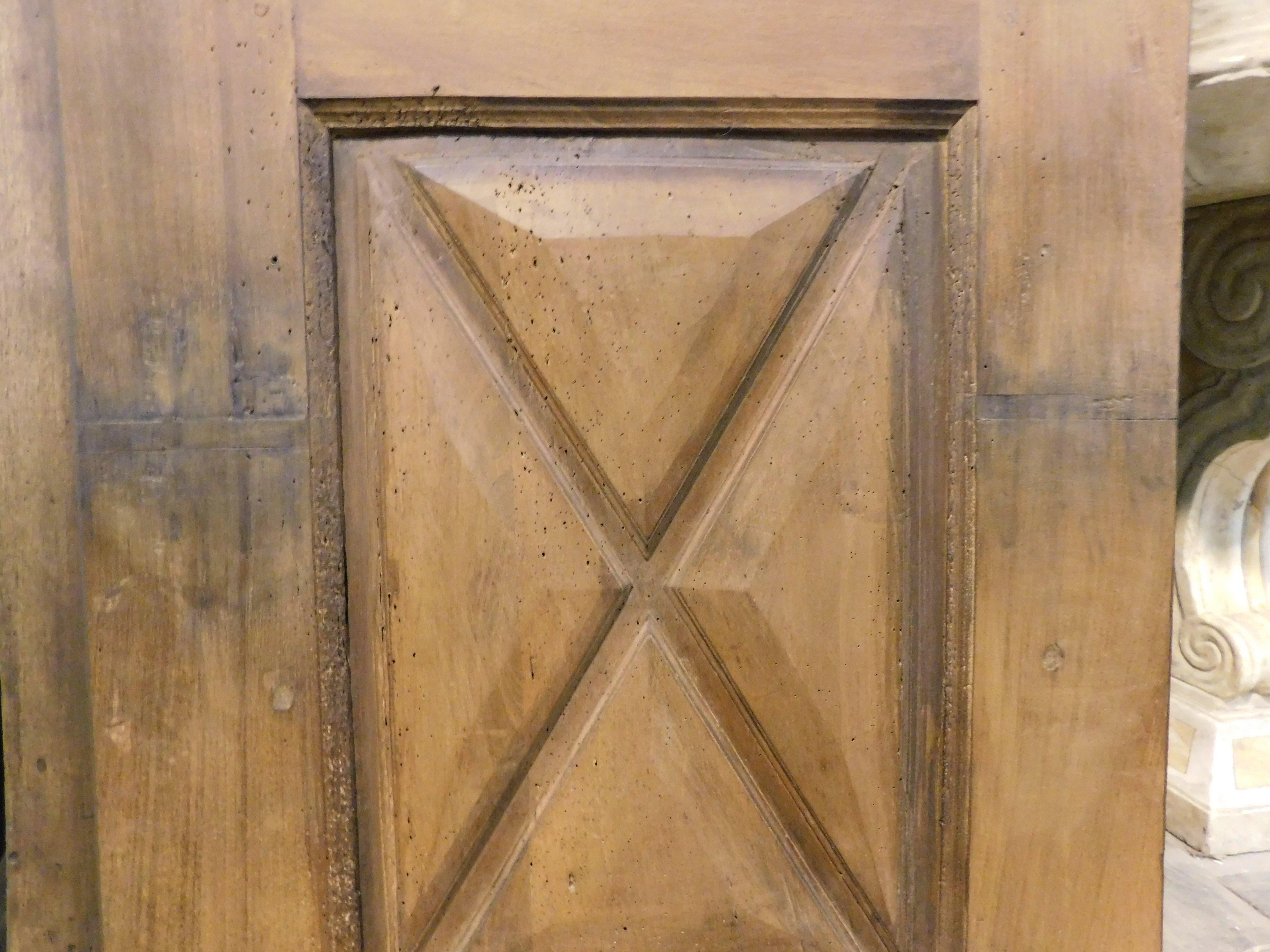Puerta de un solo panel en nogal, tallada en diamante, Italia siglo XVIII y antes en venta