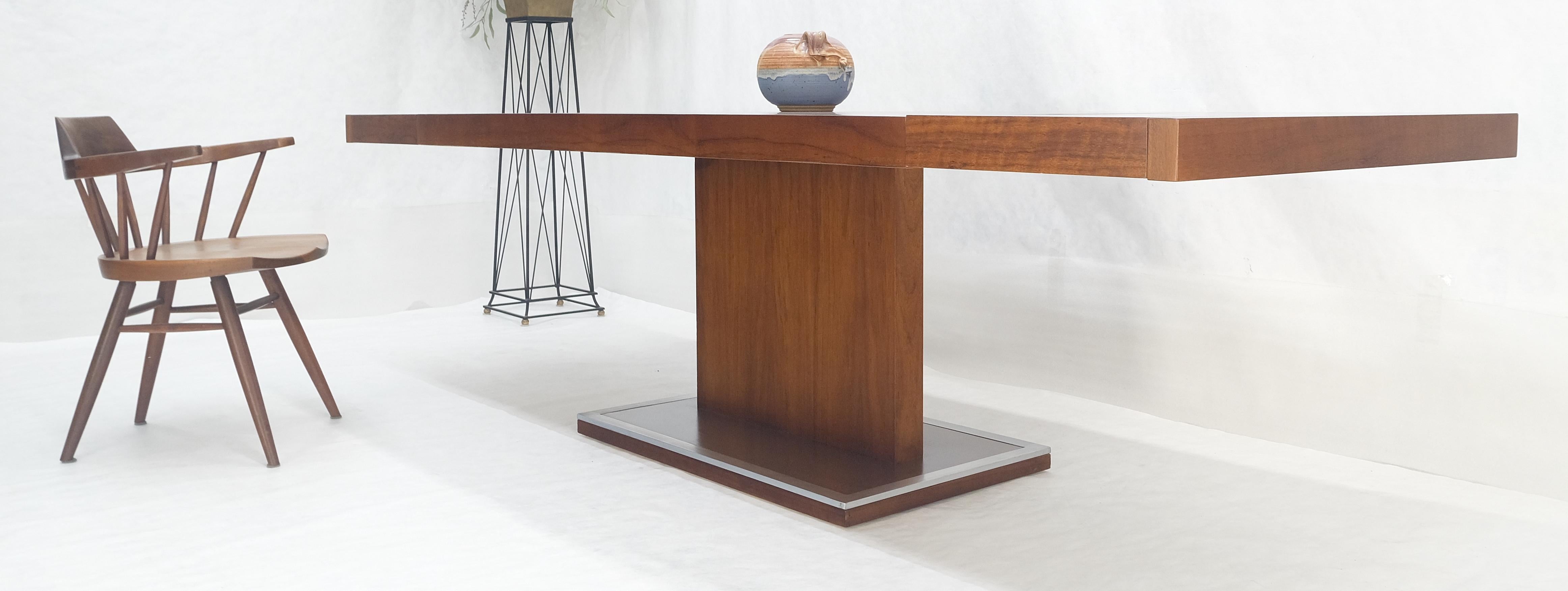 Tavolo da pranzo con base a piedistallo singolo di Milo Baughman in noce con foglie da 2x16