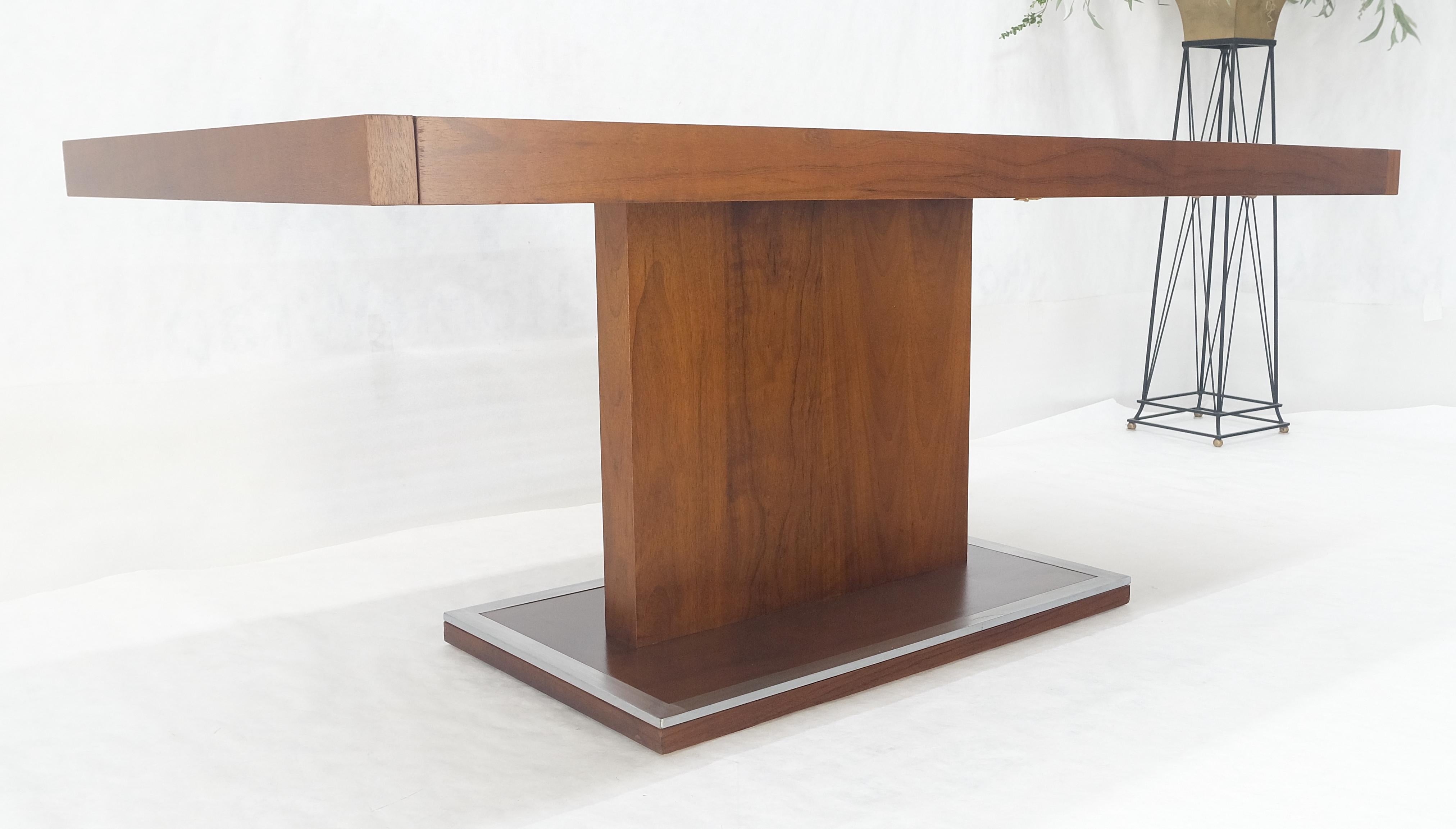 Mid-Century moderno Tavolo da pranzo con base a piedistallo singolo di Milo Baughman in noce con foglie da 2x16