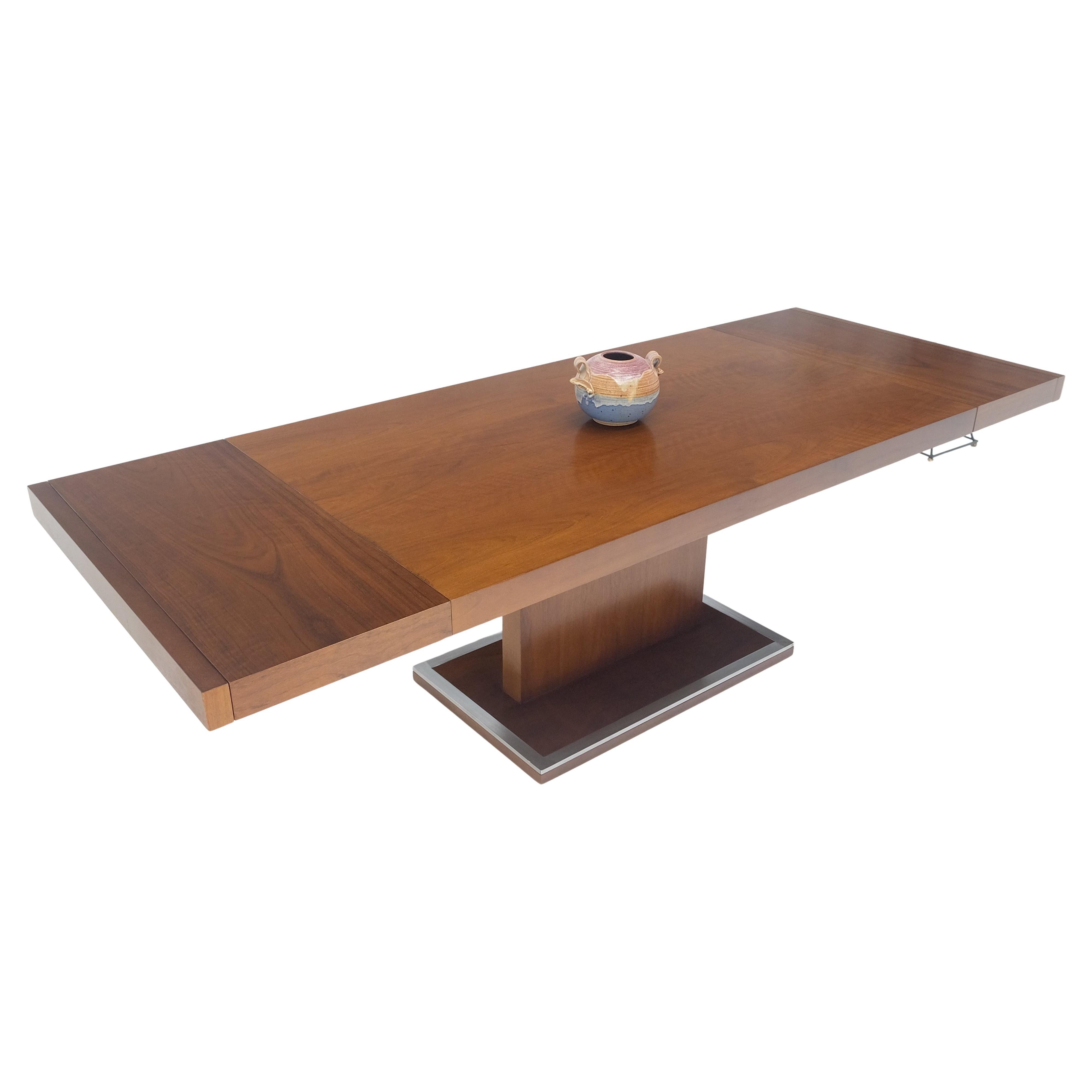 Tavolo da pranzo con base a piedistallo singolo di Milo Baughman in noce con foglie da 2x16" MINT