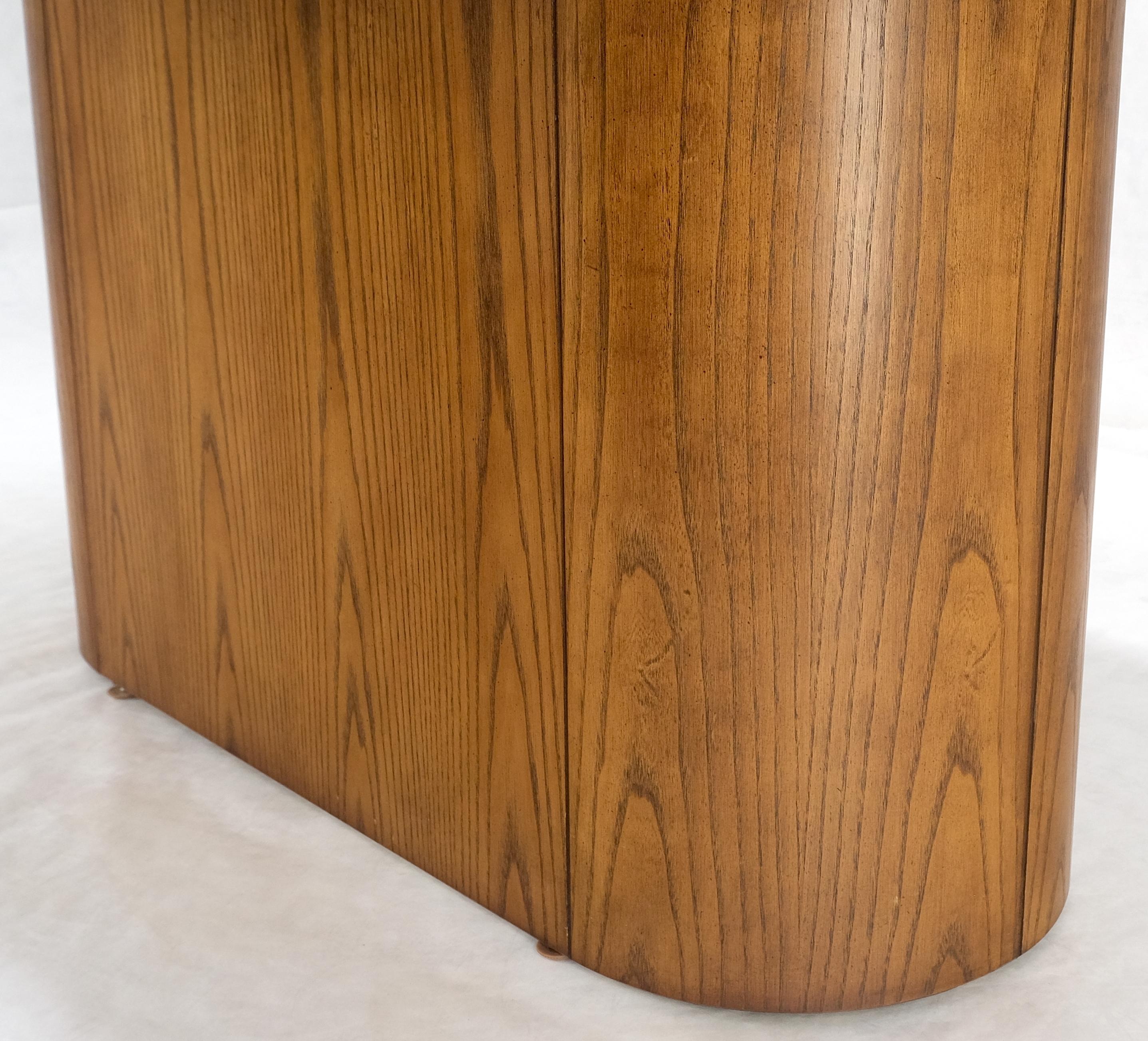 Mid-Century Modern Table de salle à manger en chêne cérusé à un piédestal ovale en forme de piste de course à deux feuilles en vente