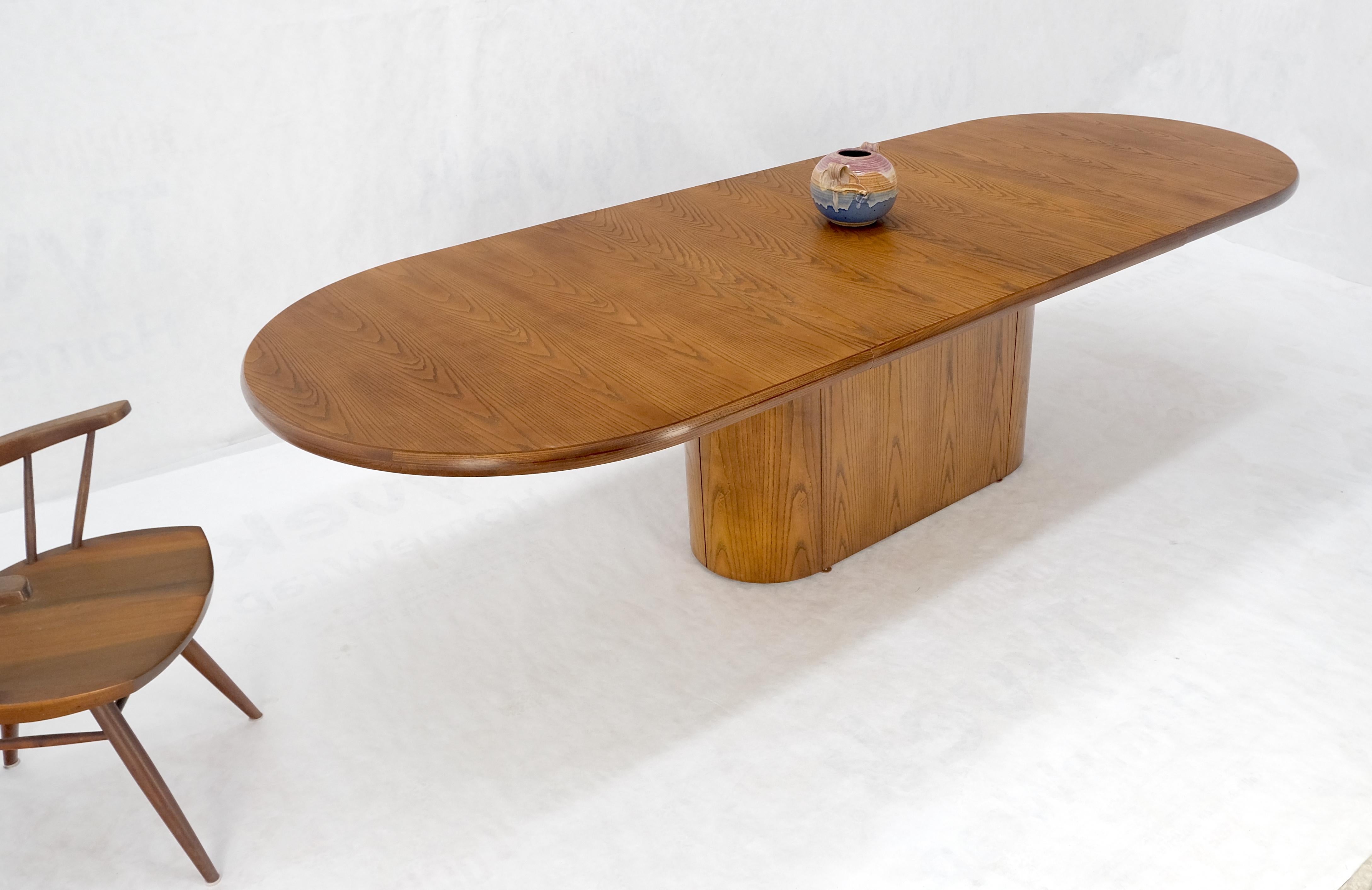 20ième siècle Table de salle à manger en chêne cérusé à un piédestal ovale en forme de piste de course à deux feuilles en vente