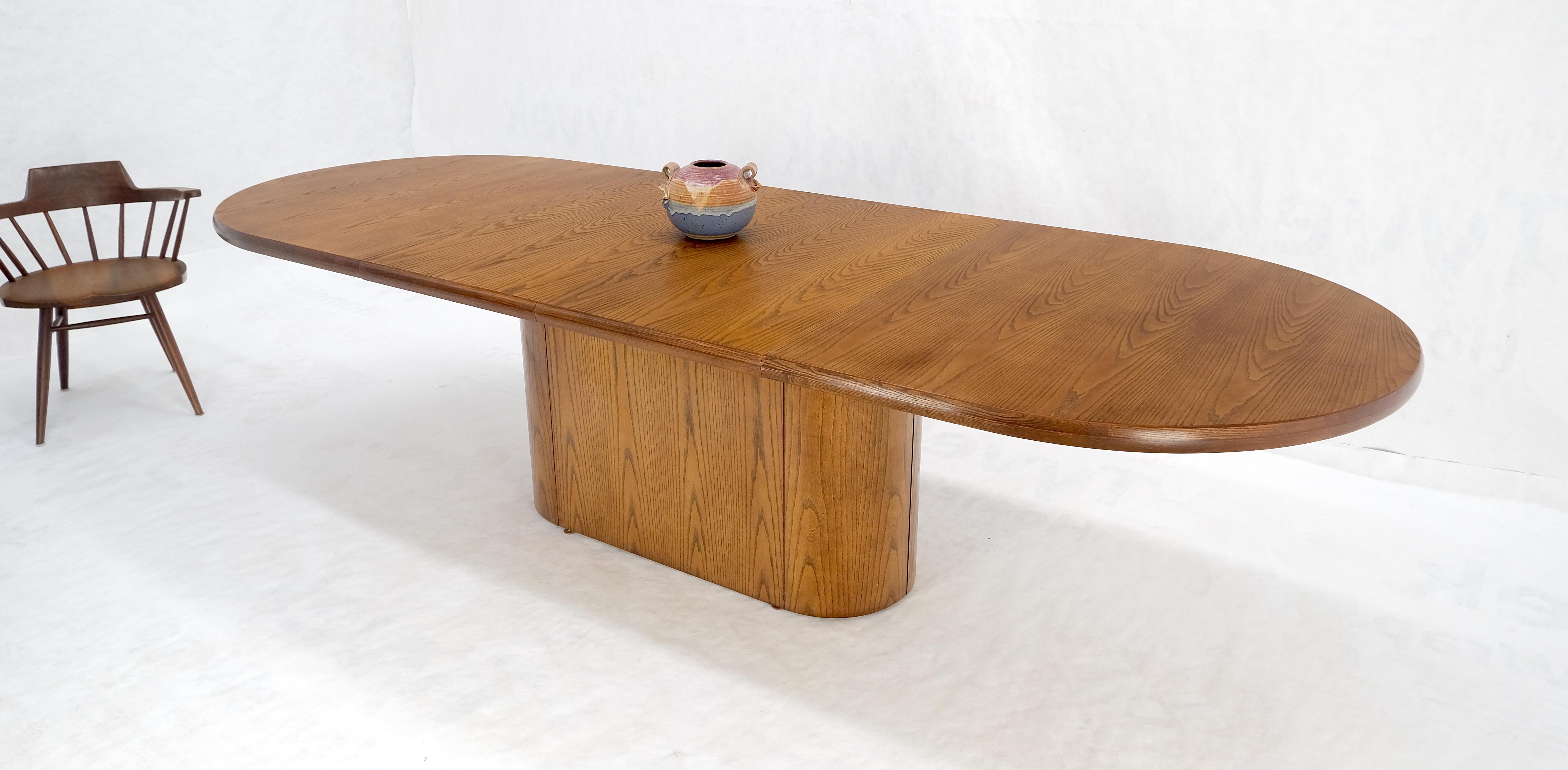 Table de salle à manger en chêne cérusé à un piédestal ovale en forme de piste de course à deux feuilles en vente 1
