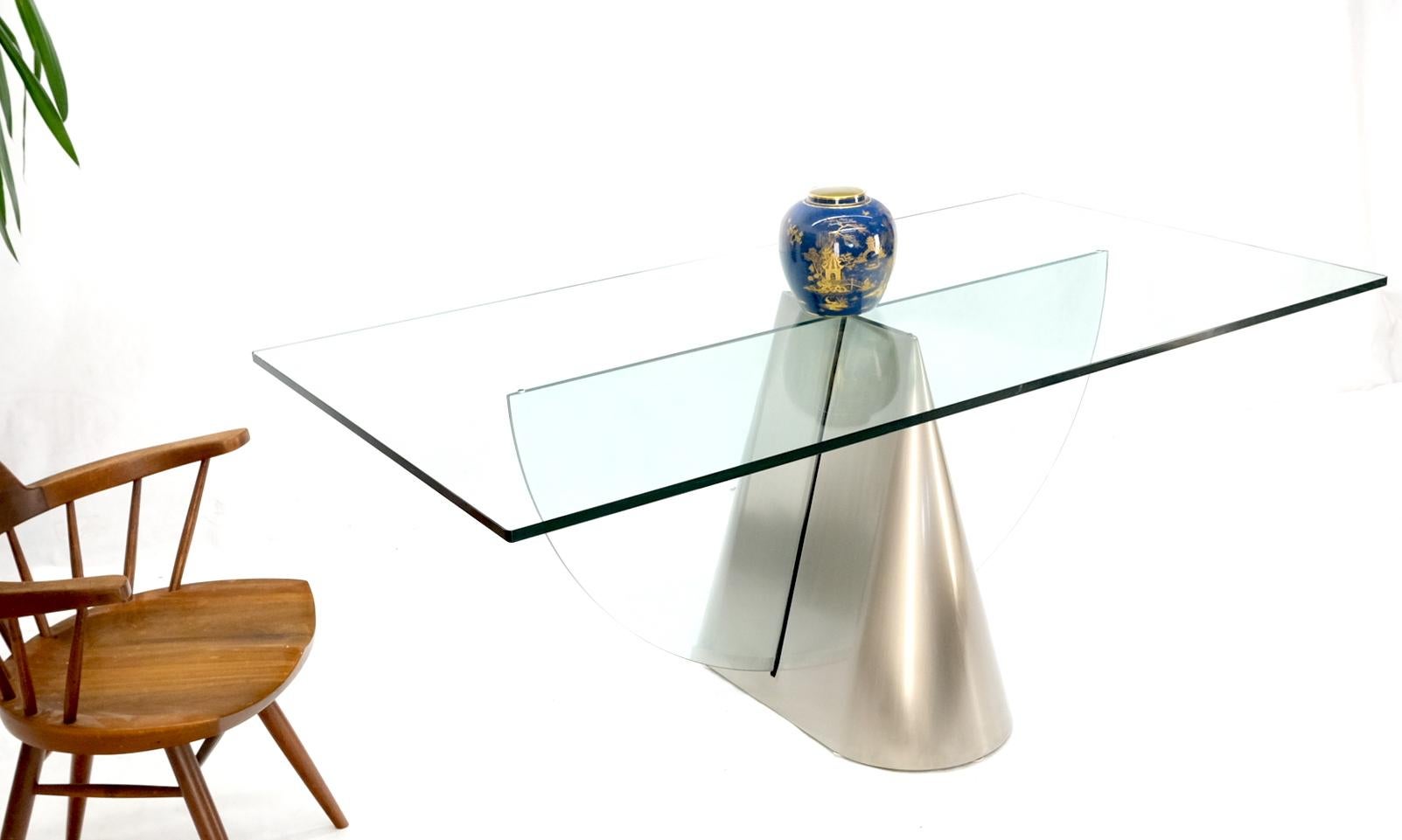 20ième siècle Table de salle à manger rectangulaire à un seul piédestal de style porte-à-faux avec grand plateau en verre  en vente