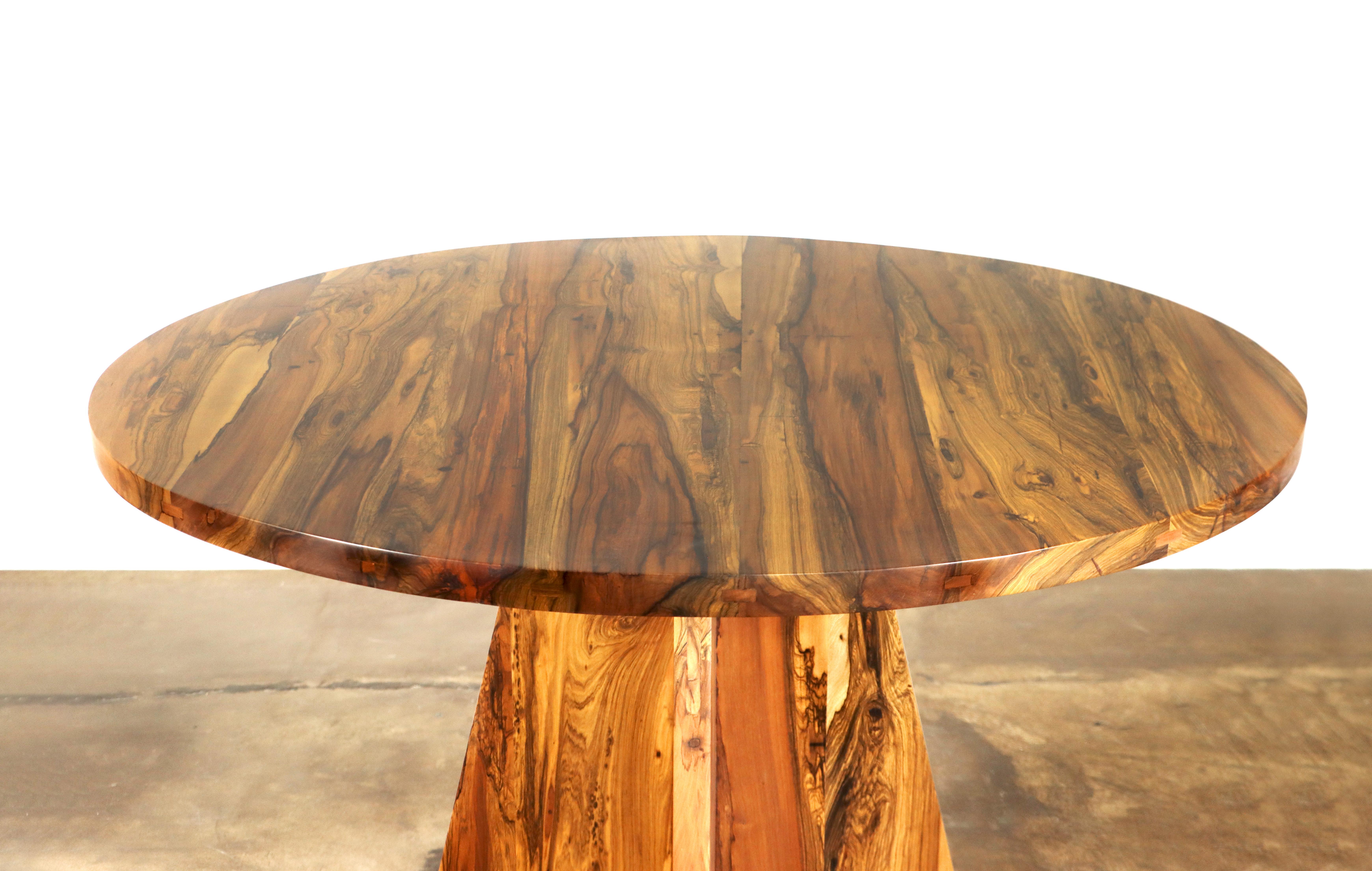 Argentin Table ronde argentine à un seul piédestal en bois de rose massif de Costantini, Luca en vente