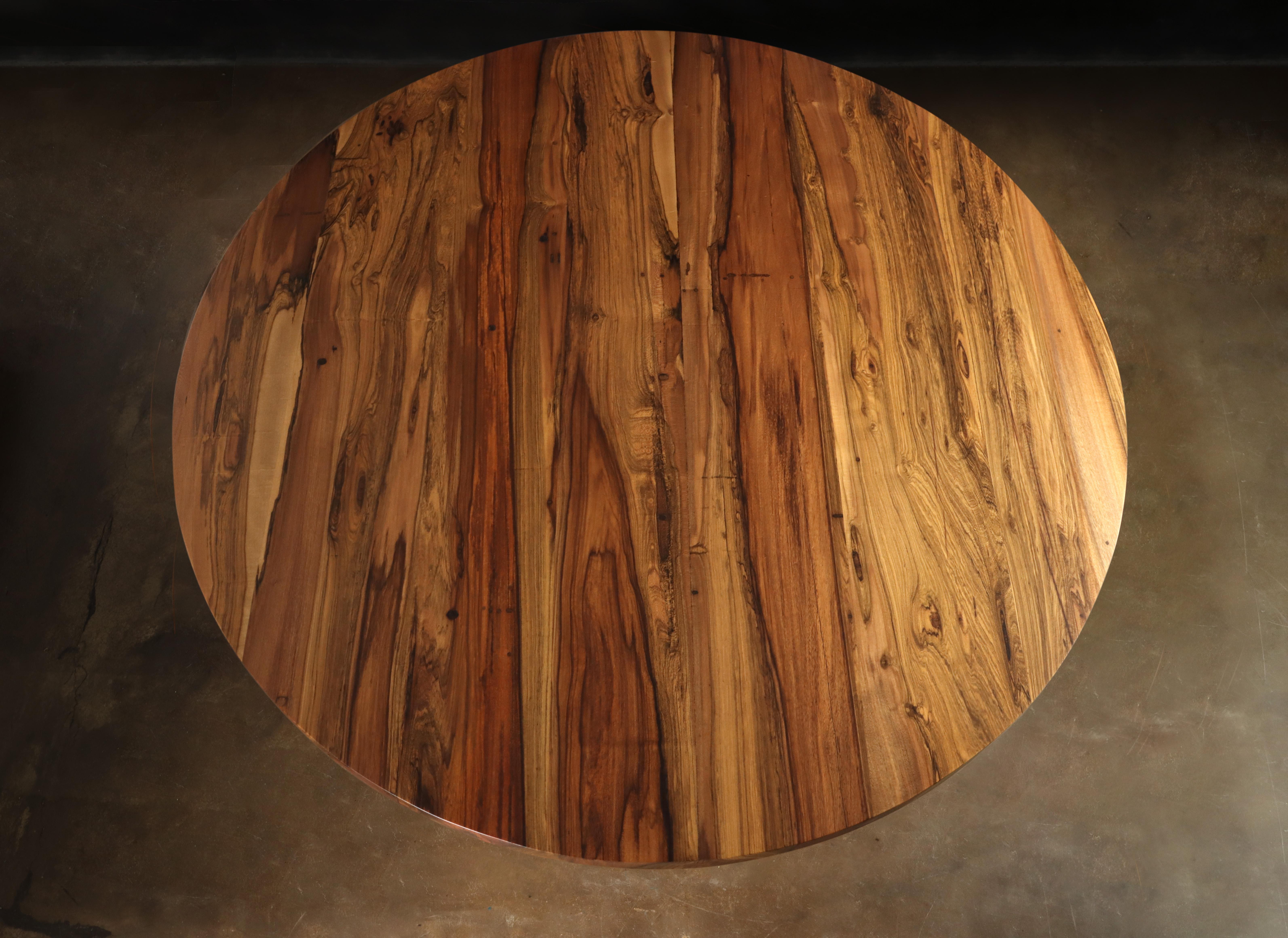 Travail du bois Table ronde argentine à un seul piédestal en bois de rose massif de Costantini, Luca en vente