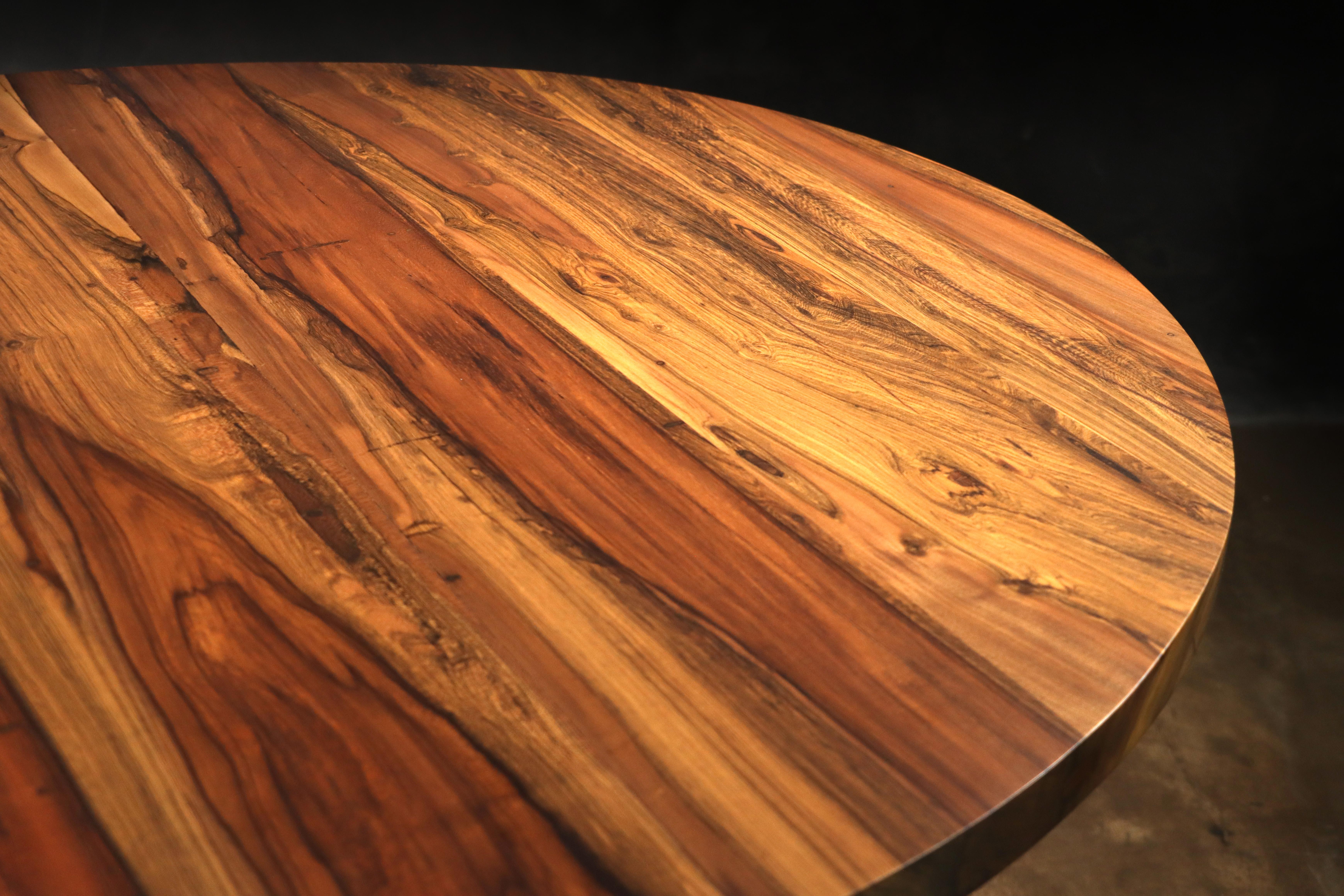 XXIe siècle et contemporain Table ronde argentine à un seul piédestal en bois de rose massif de Costantini, Luca en vente