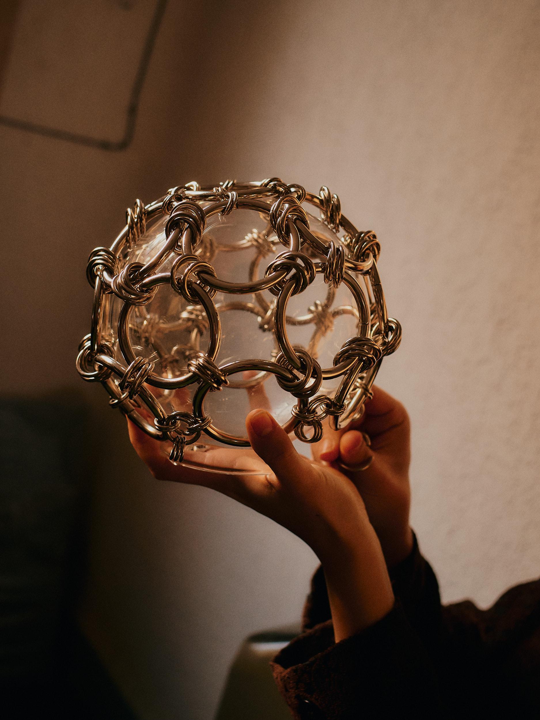 Acciaio Lampadario scultoreo a gocce di maglia a singolo pendente 80 cm in vendita