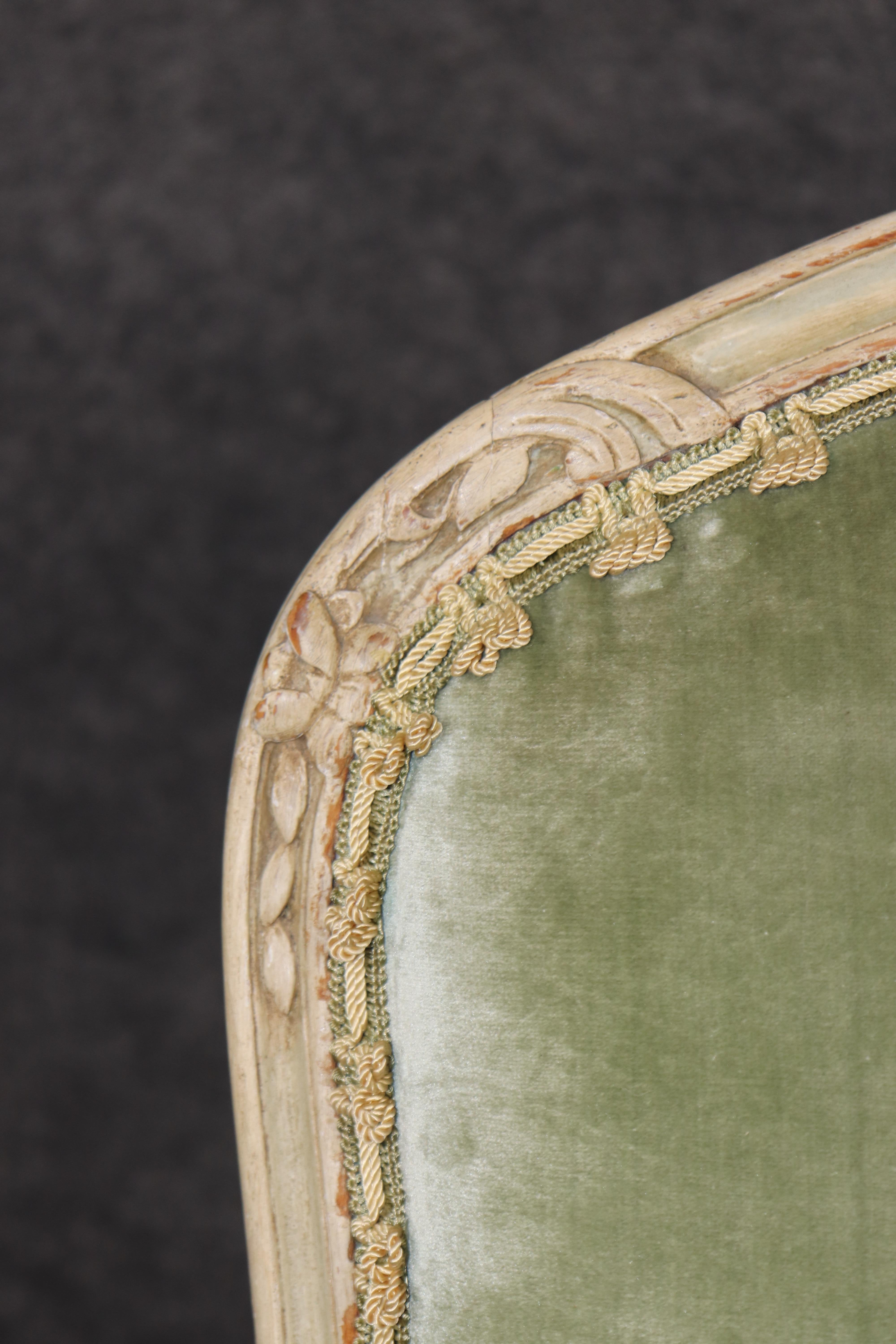Einzelner französischer Bergere-Sessel im Stil von Louis XV mit cremefarbenem Samt bemalt im Angebot 5