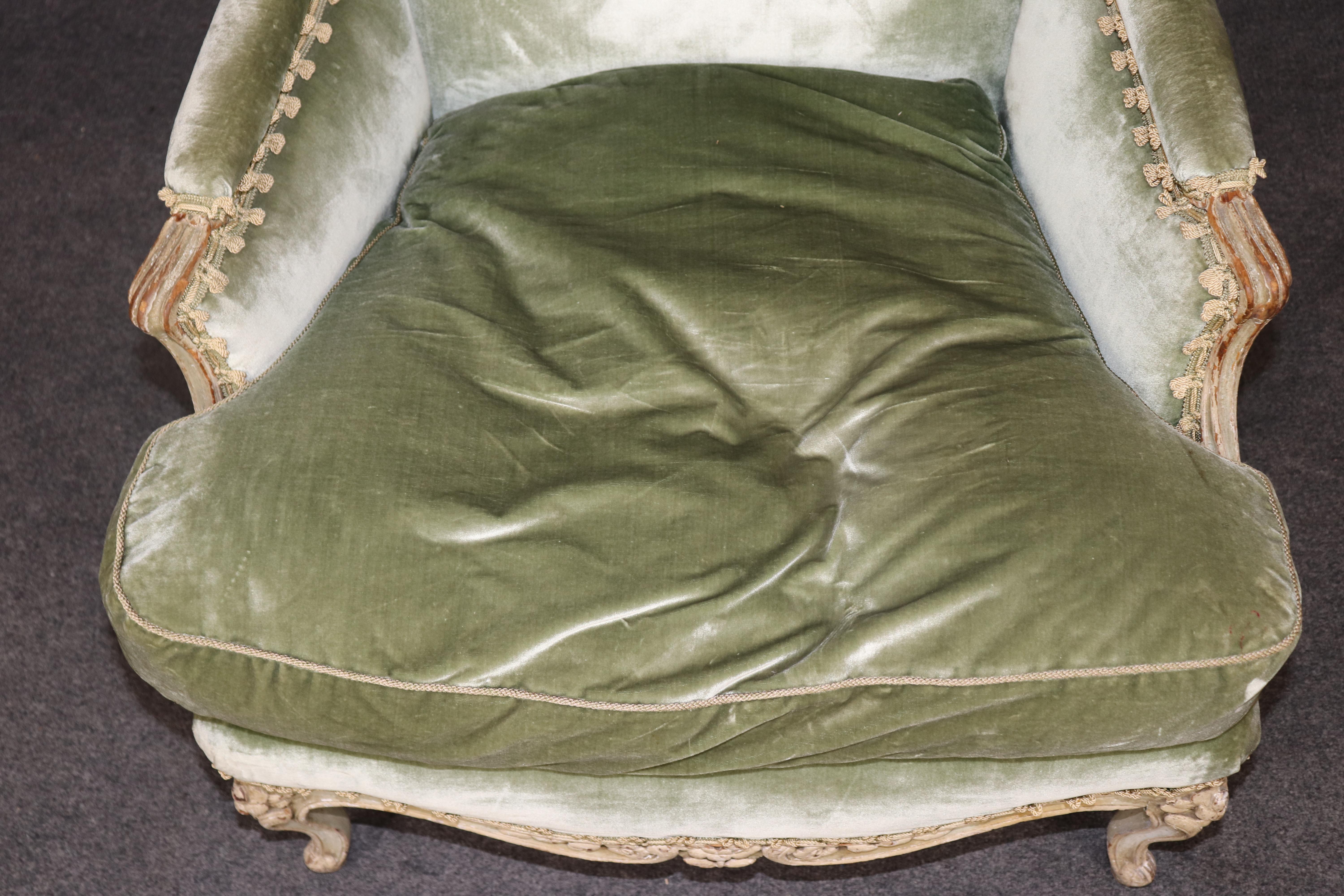 Einzelner französischer Bergere-Sessel im Stil von Louis XV mit cremefarbenem Samt bemalt im Angebot 6