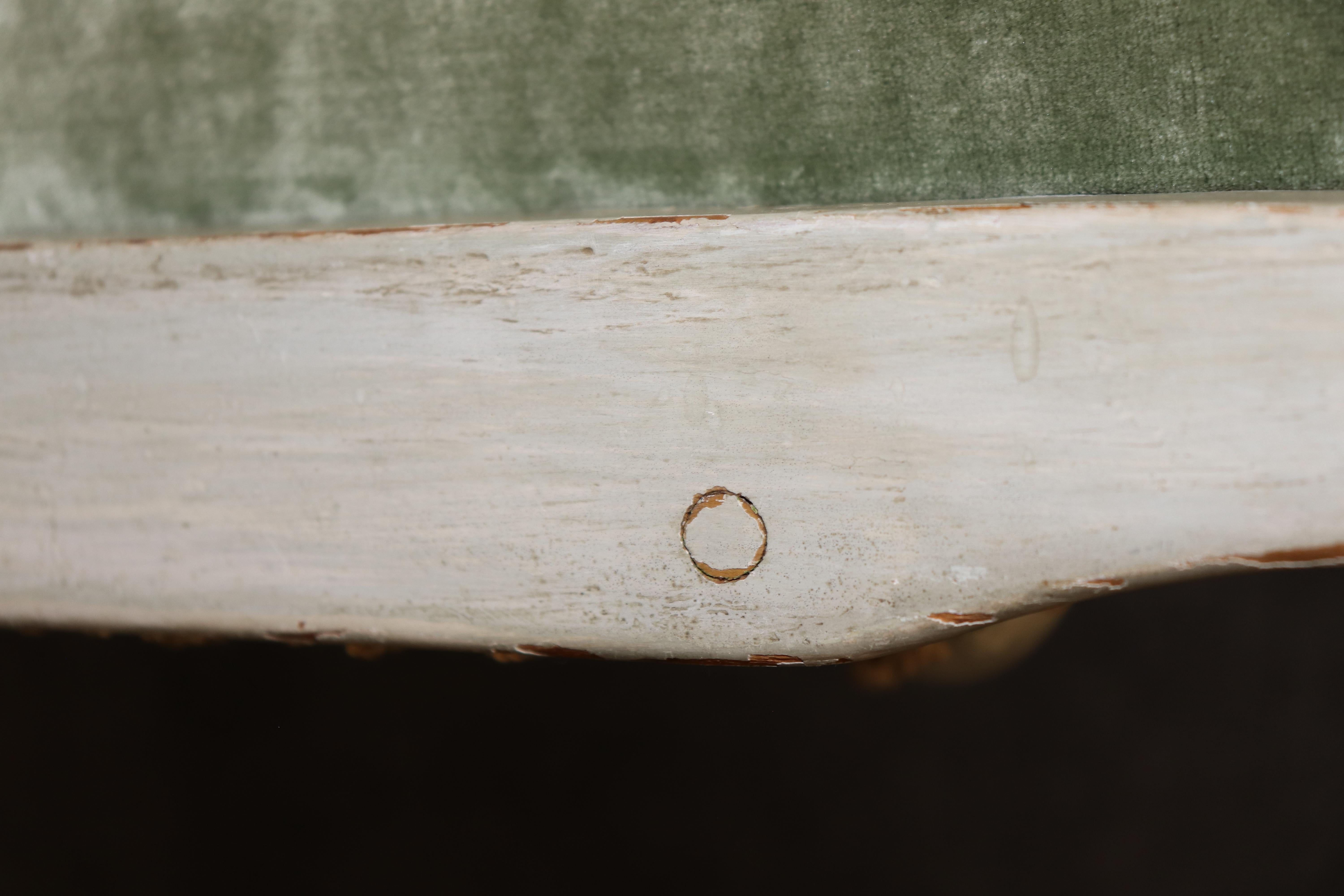 Einzelner französischer Bergere-Sessel im Stil von Louis XV mit cremefarbenem Samt bemalt im Angebot 7