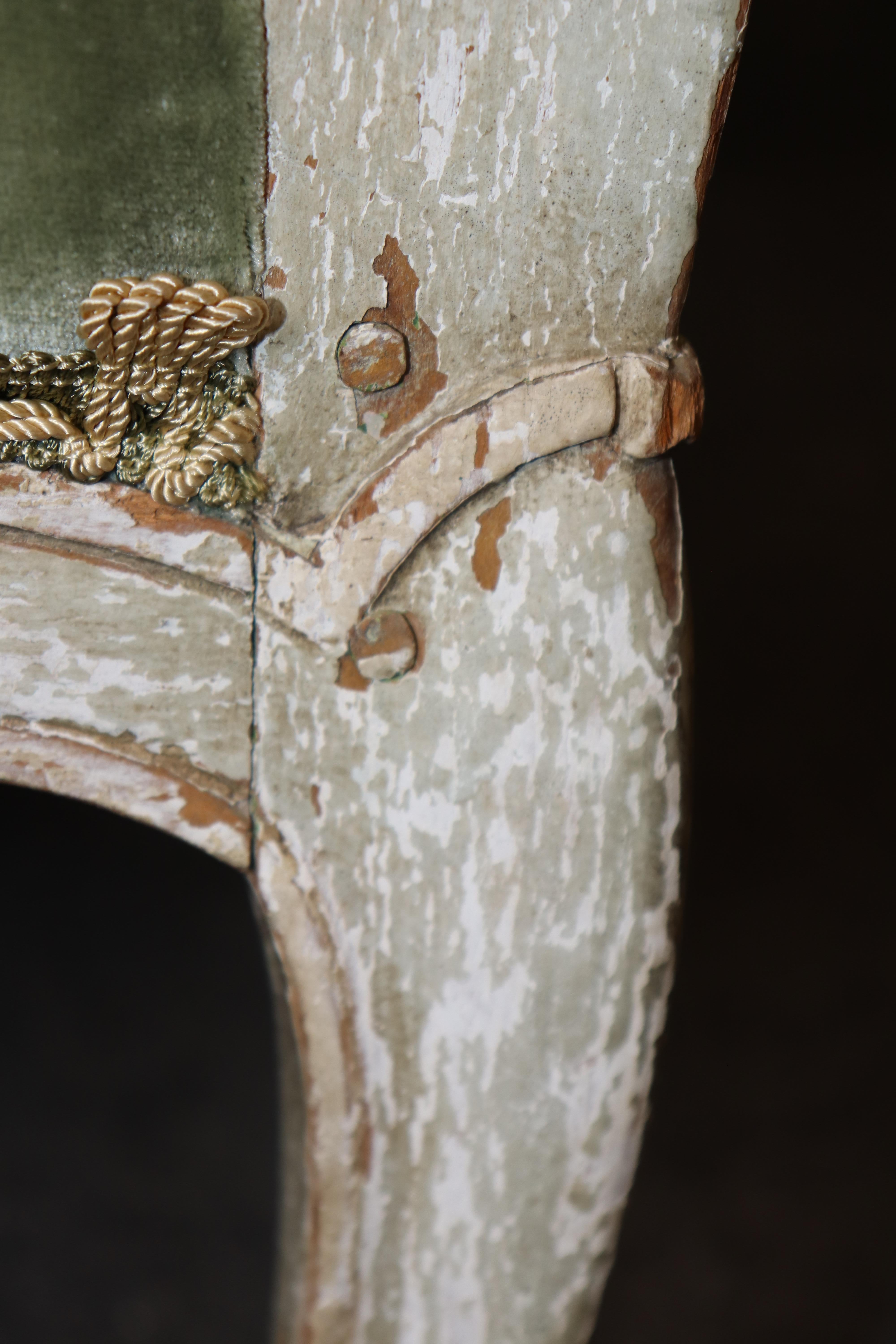 Einzelner französischer Bergere-Sessel im Stil von Louis XV mit cremefarbenem Samt bemalt im Angebot 9