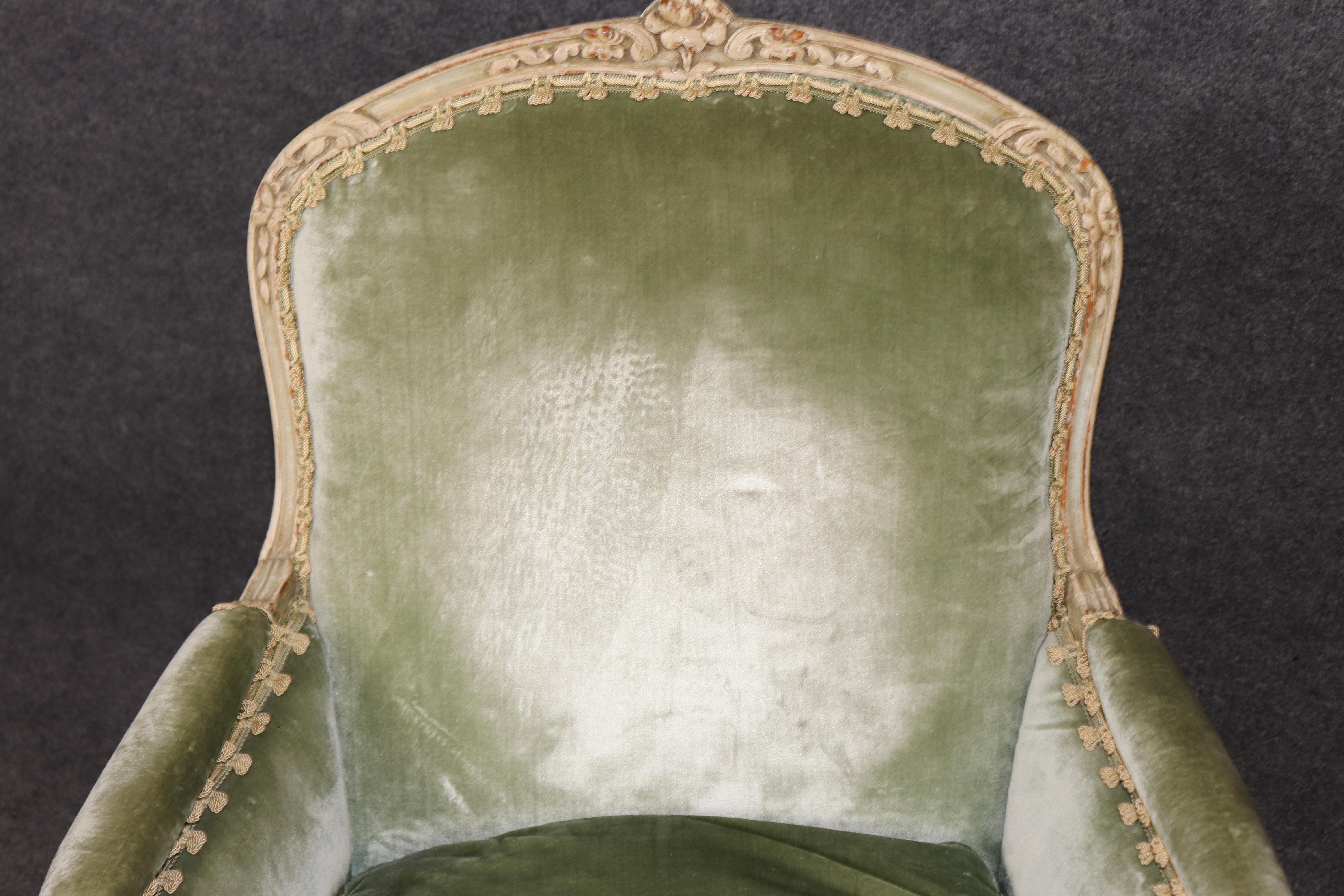Einzelner französischer Bergere-Sessel im Stil von Louis XV mit cremefarbenem Samt bemalt im Angebot 10