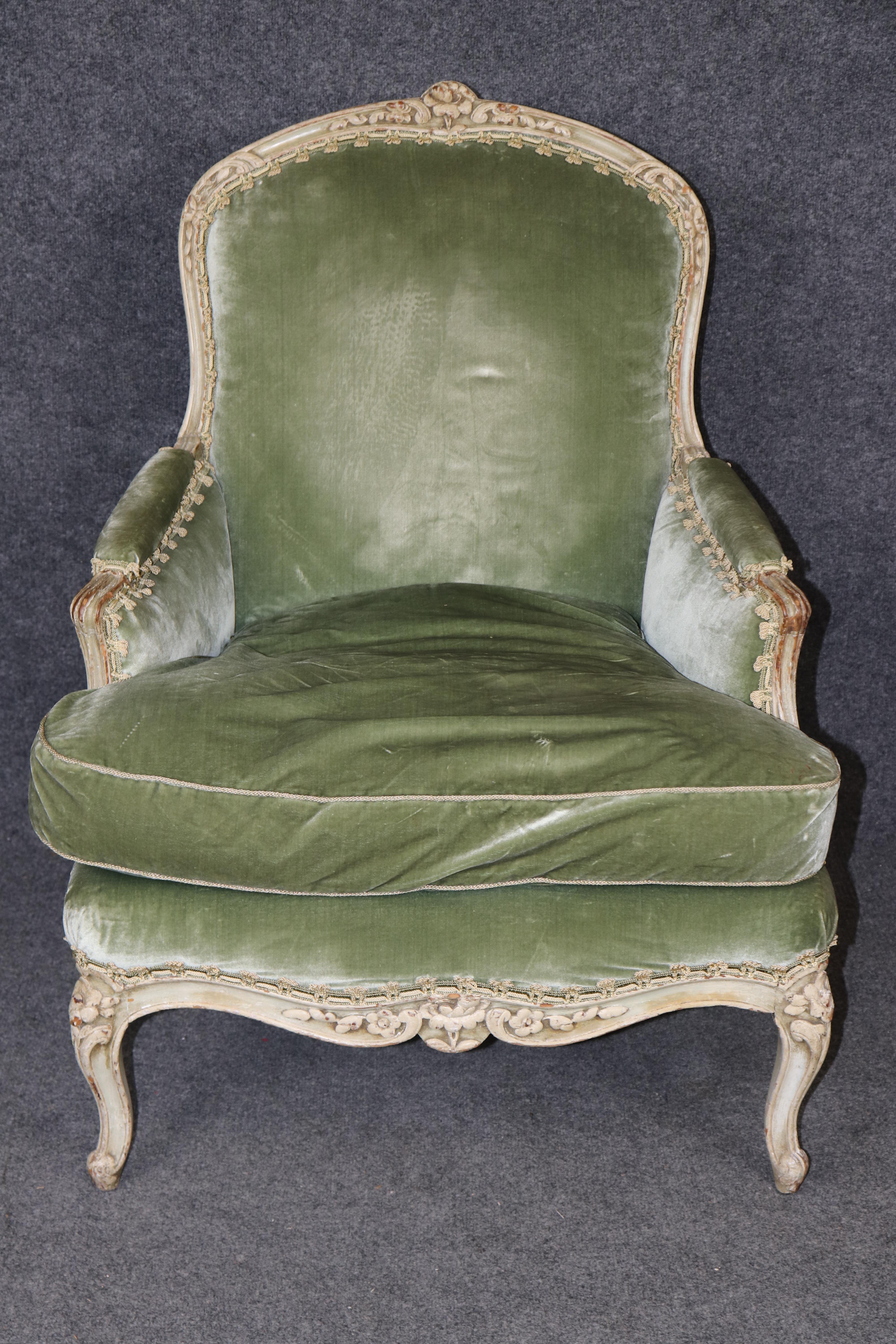 Versetzen Sie sich in die Eleganz des 18. Jahrhunderts mit diesem außergewöhnlichen französischen Louis XV Bergère Stuhl aus den 1790er Jahren. Diese authentische Antiquität zeichnet sich durch einen wunderschön gealterten, cremefarbenen Rahmen aus,