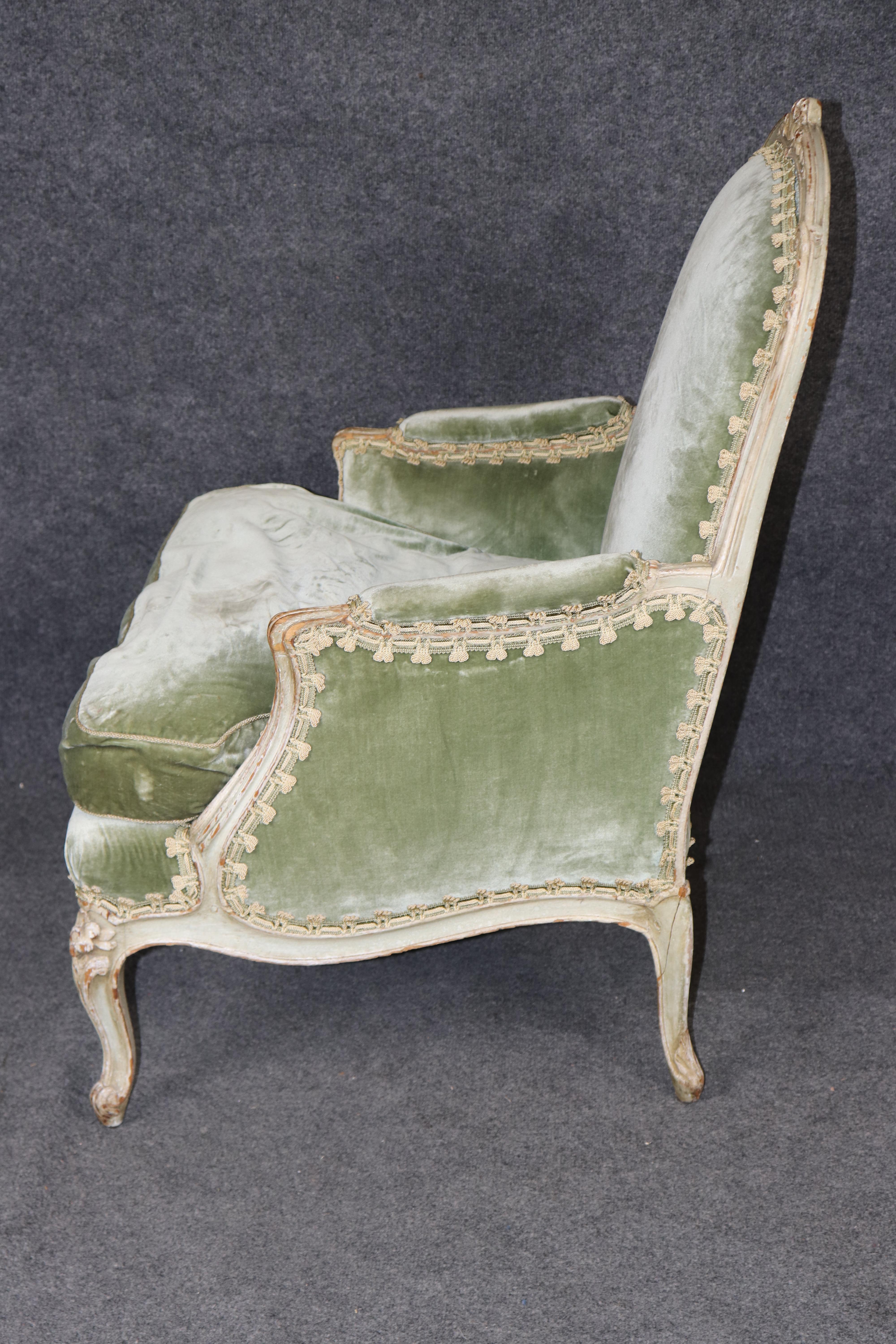 Einzelner französischer Bergere-Sessel im Stil von Louis XV mit cremefarbenem Samt bemalt (Louis XV.) im Angebot