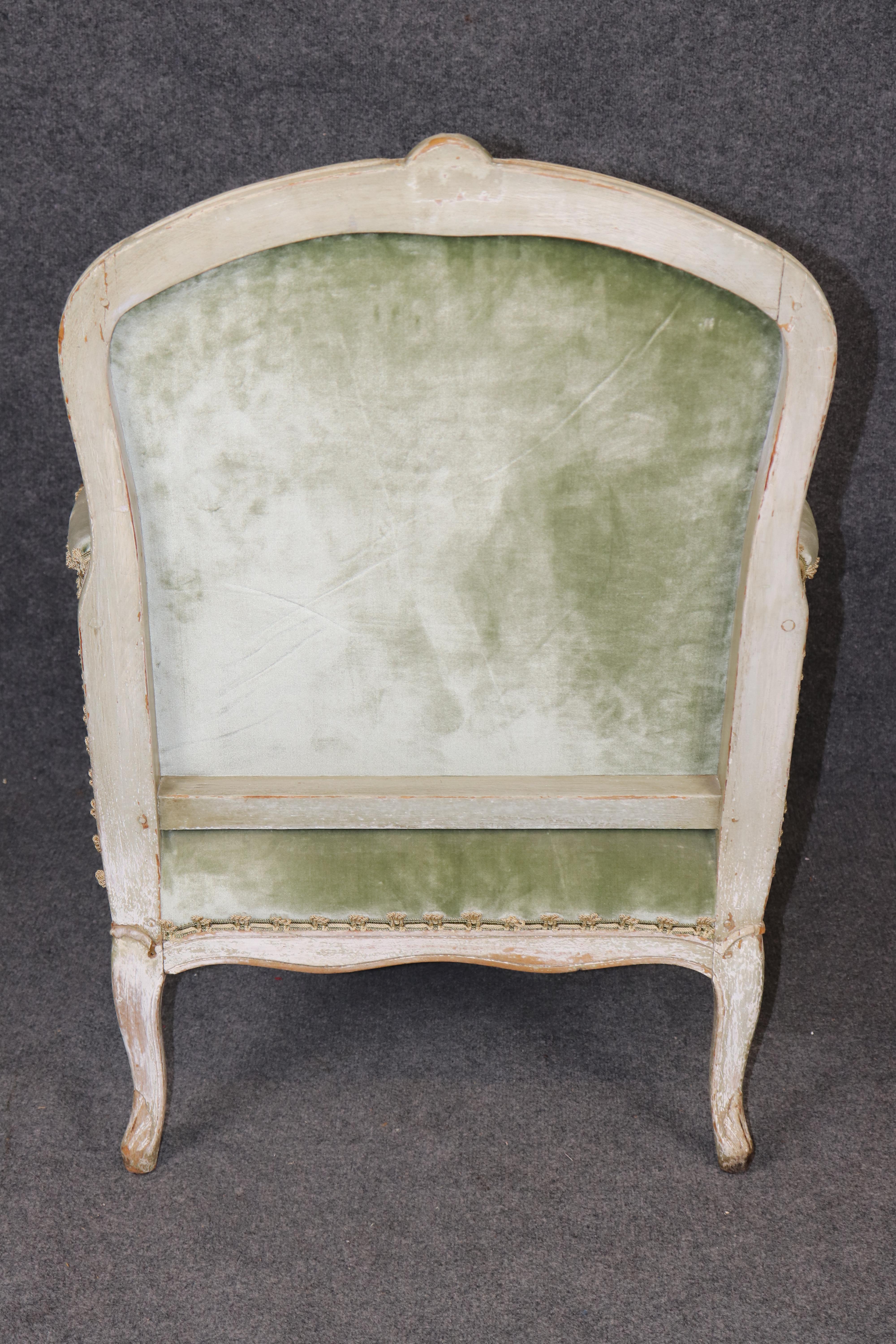 Einzelner französischer Bergere-Sessel im Stil von Louis XV mit cremefarbenem Samt bemalt (Französisch) im Angebot