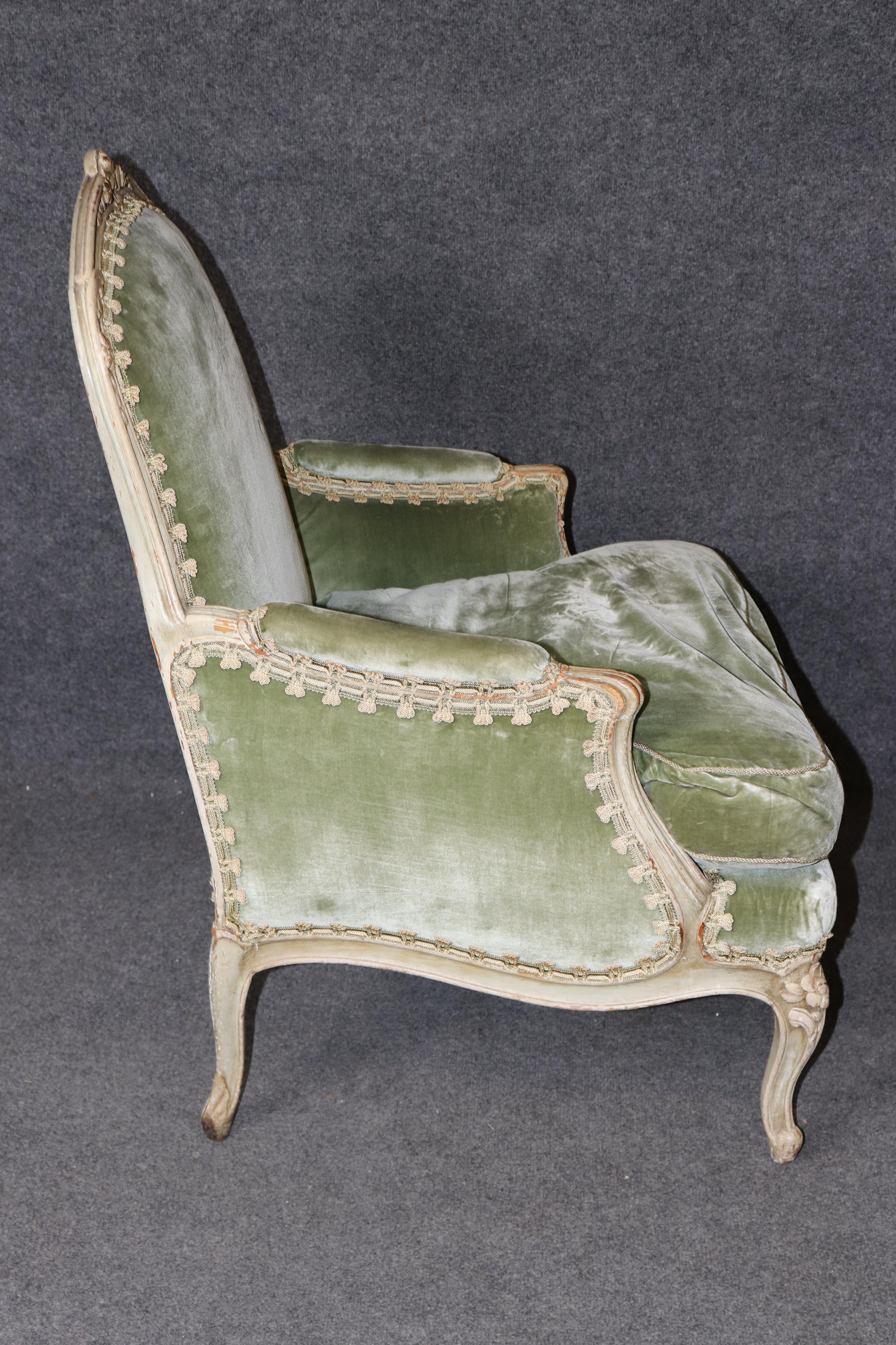 Einzelner französischer Bergere-Sessel im Stil von Louis XV mit cremefarbenem Samt bemalt im Zustand „Gut“ im Angebot in Swedesboro, NJ