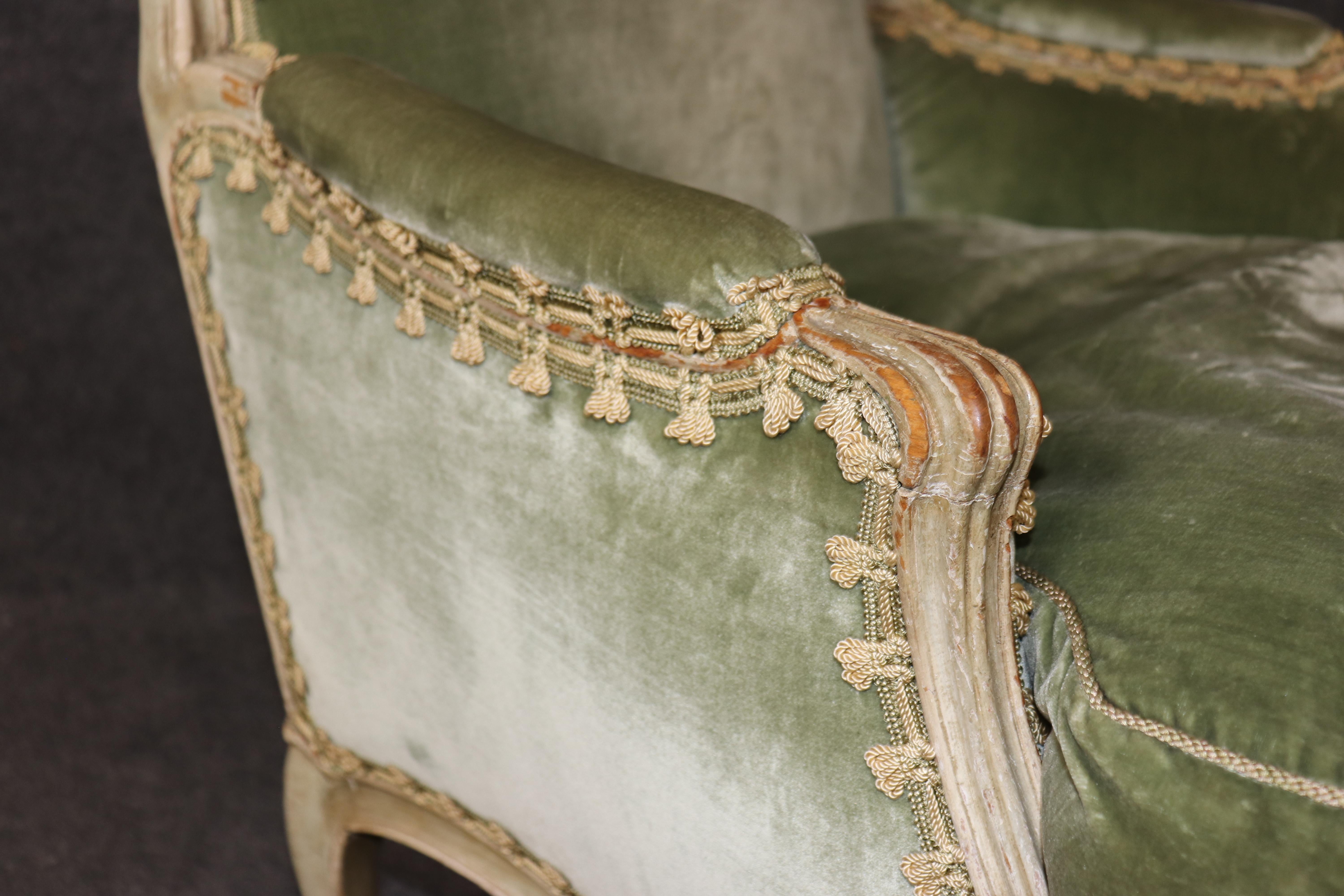 Einzelner französischer Bergere-Sessel im Stil von Louis XV mit cremefarbenem Samt bemalt im Angebot 2
