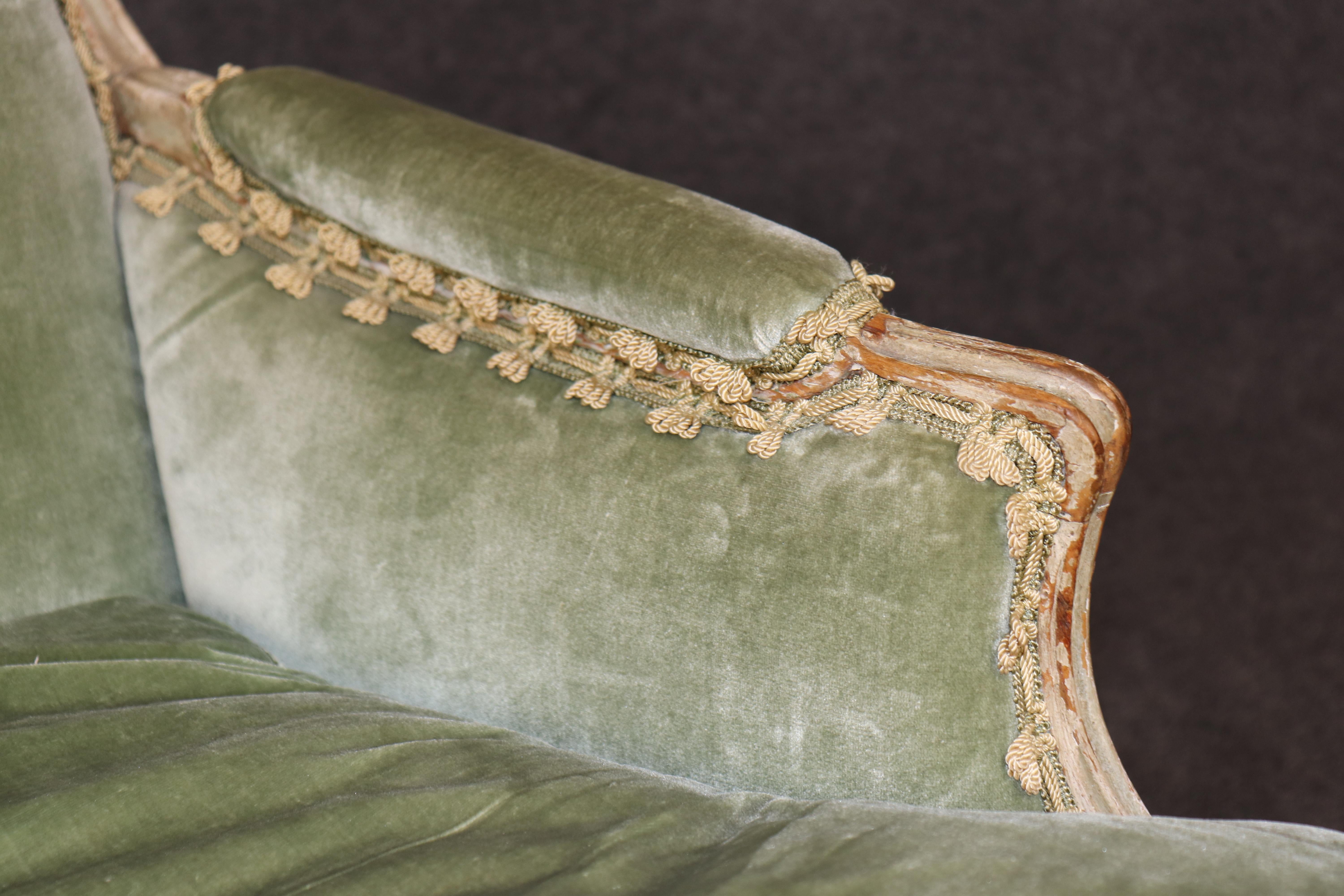 Einzelner französischer Bergere-Sessel im Stil von Louis XV mit cremefarbenem Samt bemalt im Angebot 3