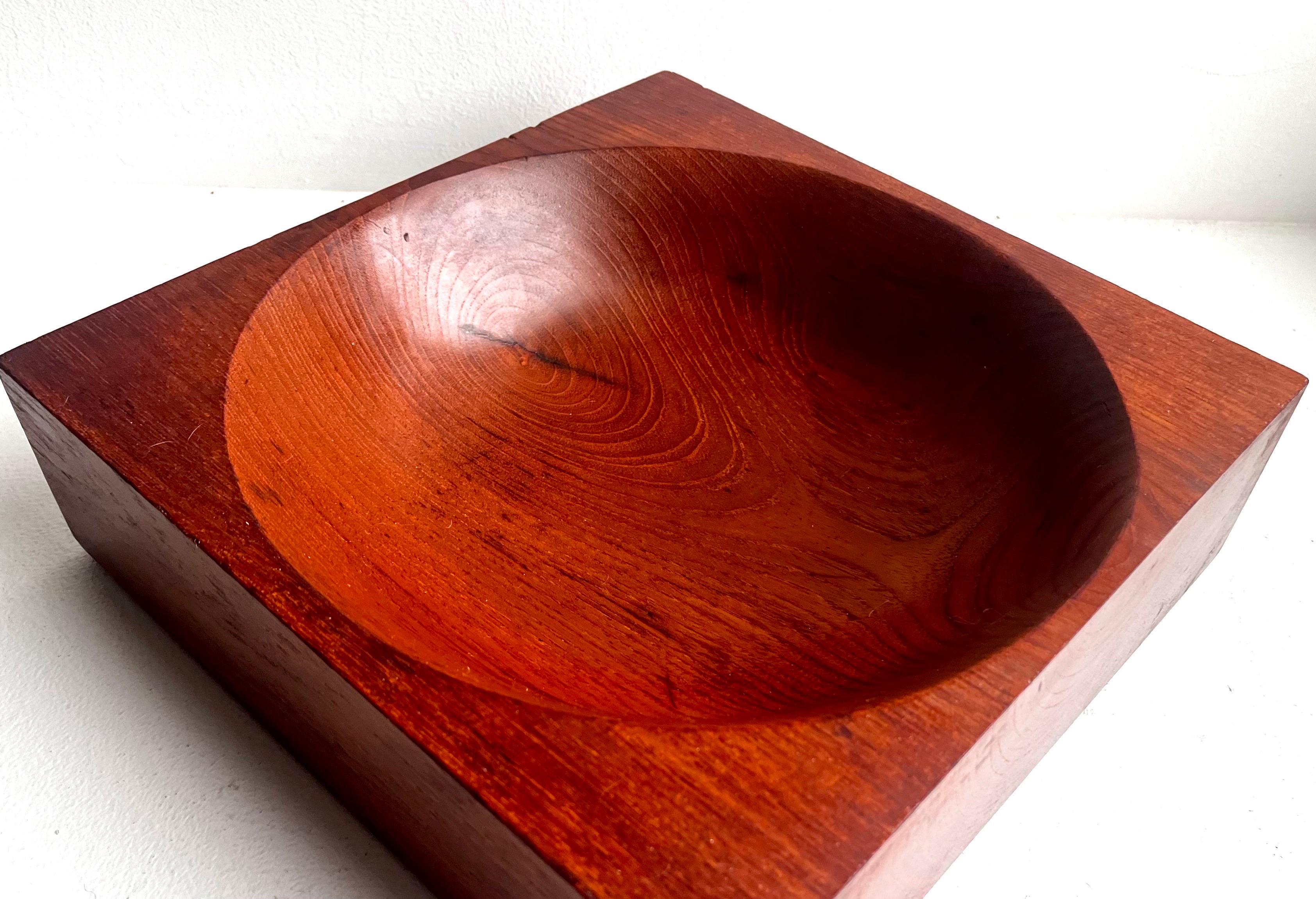 XX secolo Ciotola in teak in un unico pezzo 