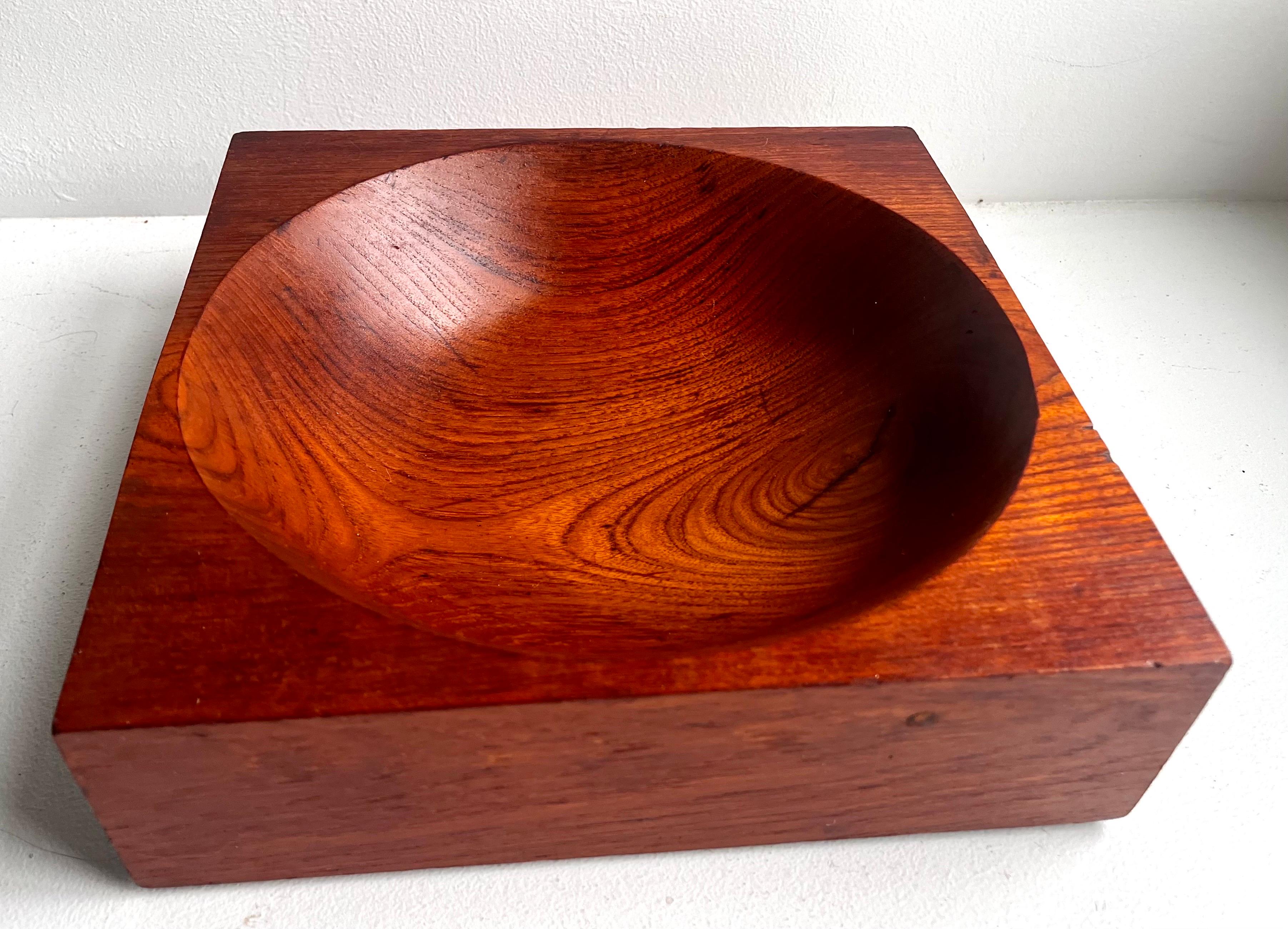 Ciotola in teak in un unico pezzo 