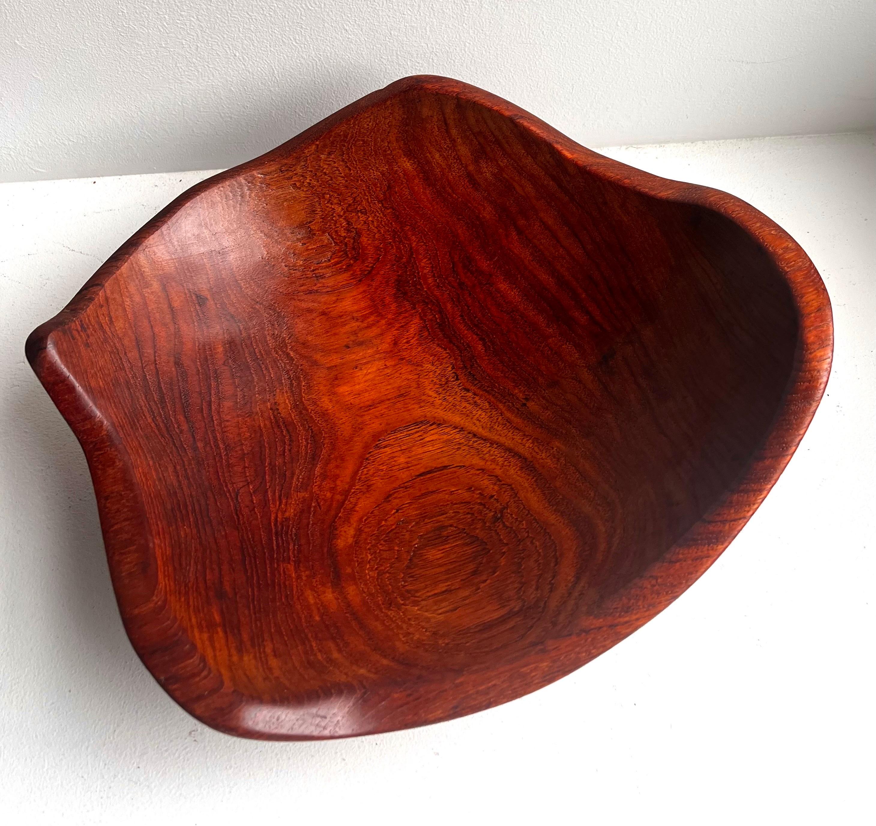 Mid-Century moderno Ciotola in legno a bordo libero in un unico pezzo, artista sconosciuto, anni '70 in vendita