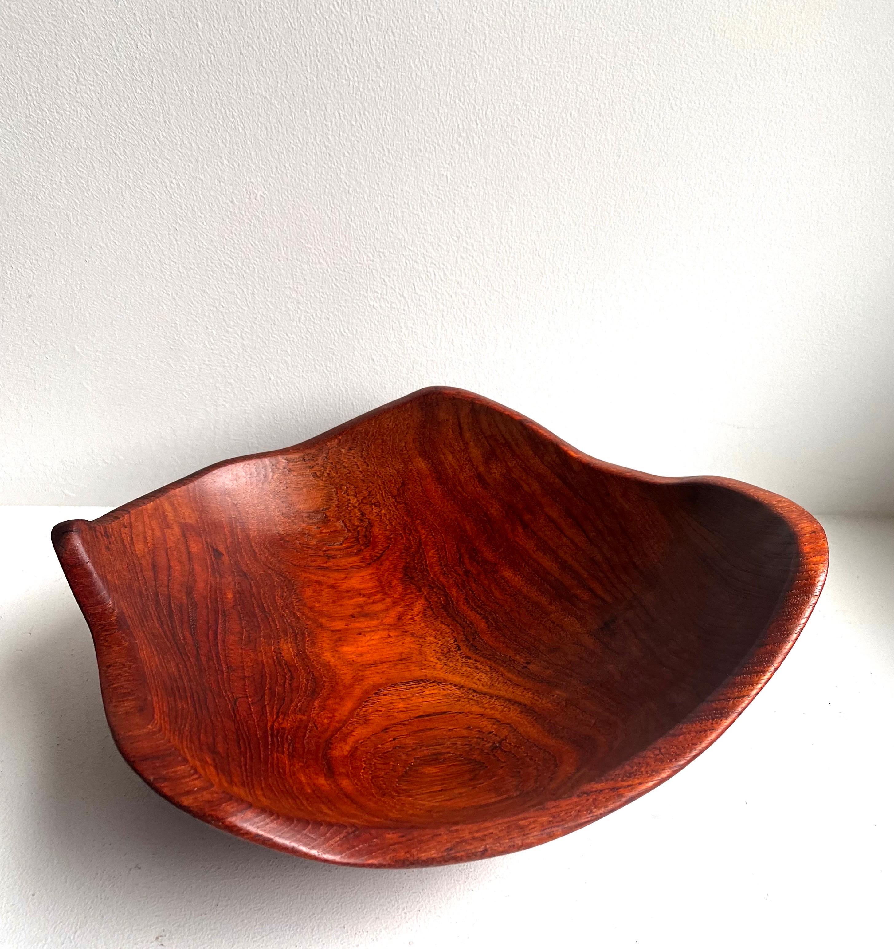 Ciotola in legno a bordo libero in un unico pezzo, artista sconosciuto, anni '70 In condizioni buone in vendita a Philadelphia, PA