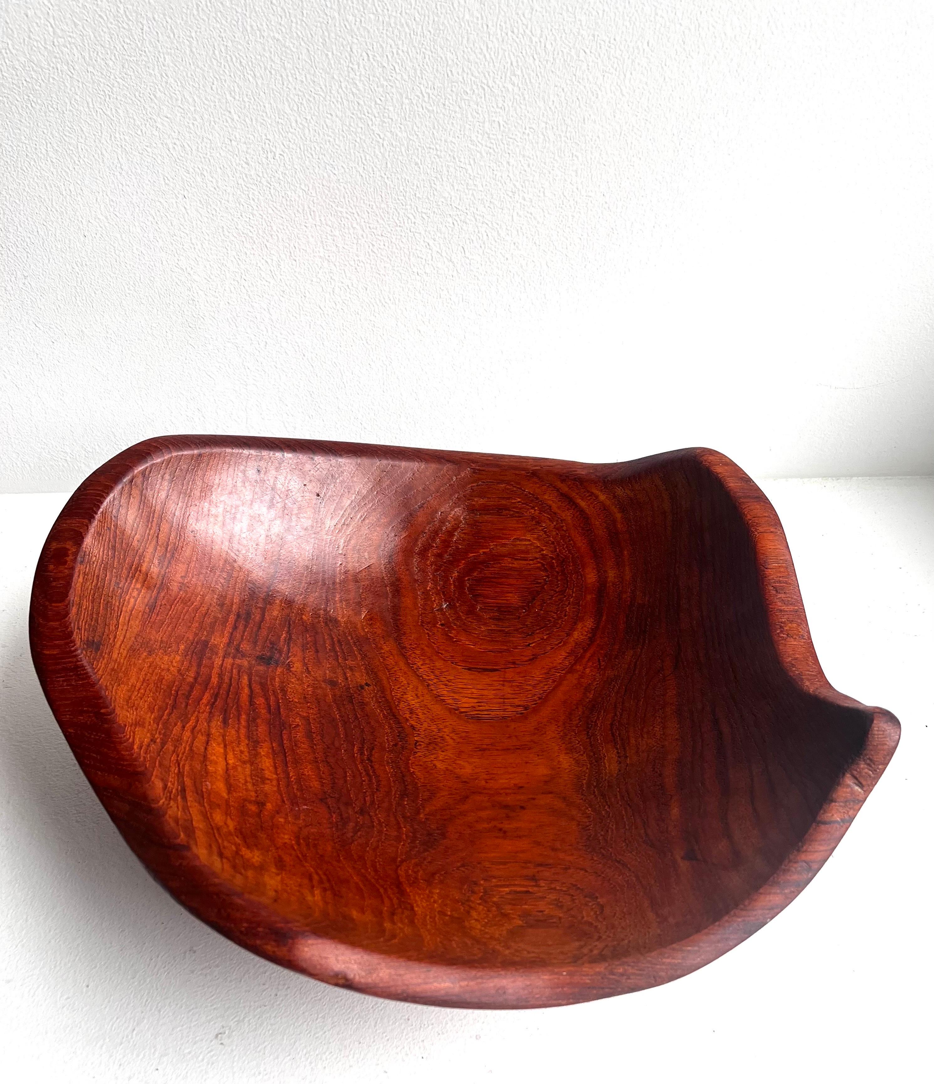 XX secolo Ciotola in legno a bordo libero in un unico pezzo, artista sconosciuto, anni '70 in vendita