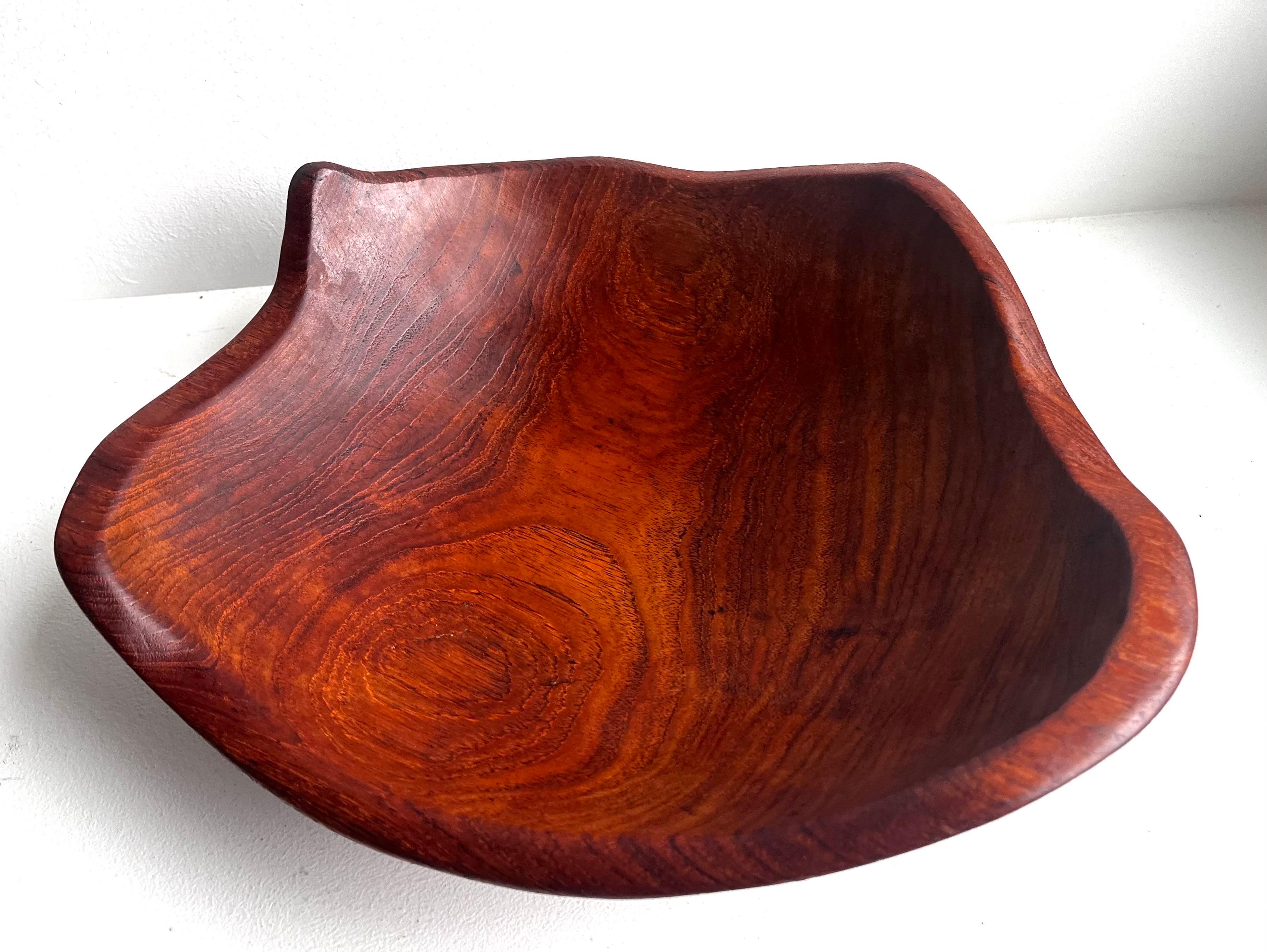 Legno massiccio Ciotola in legno a bordo libero in un unico pezzo, artista sconosciuto, anni '70 in vendita