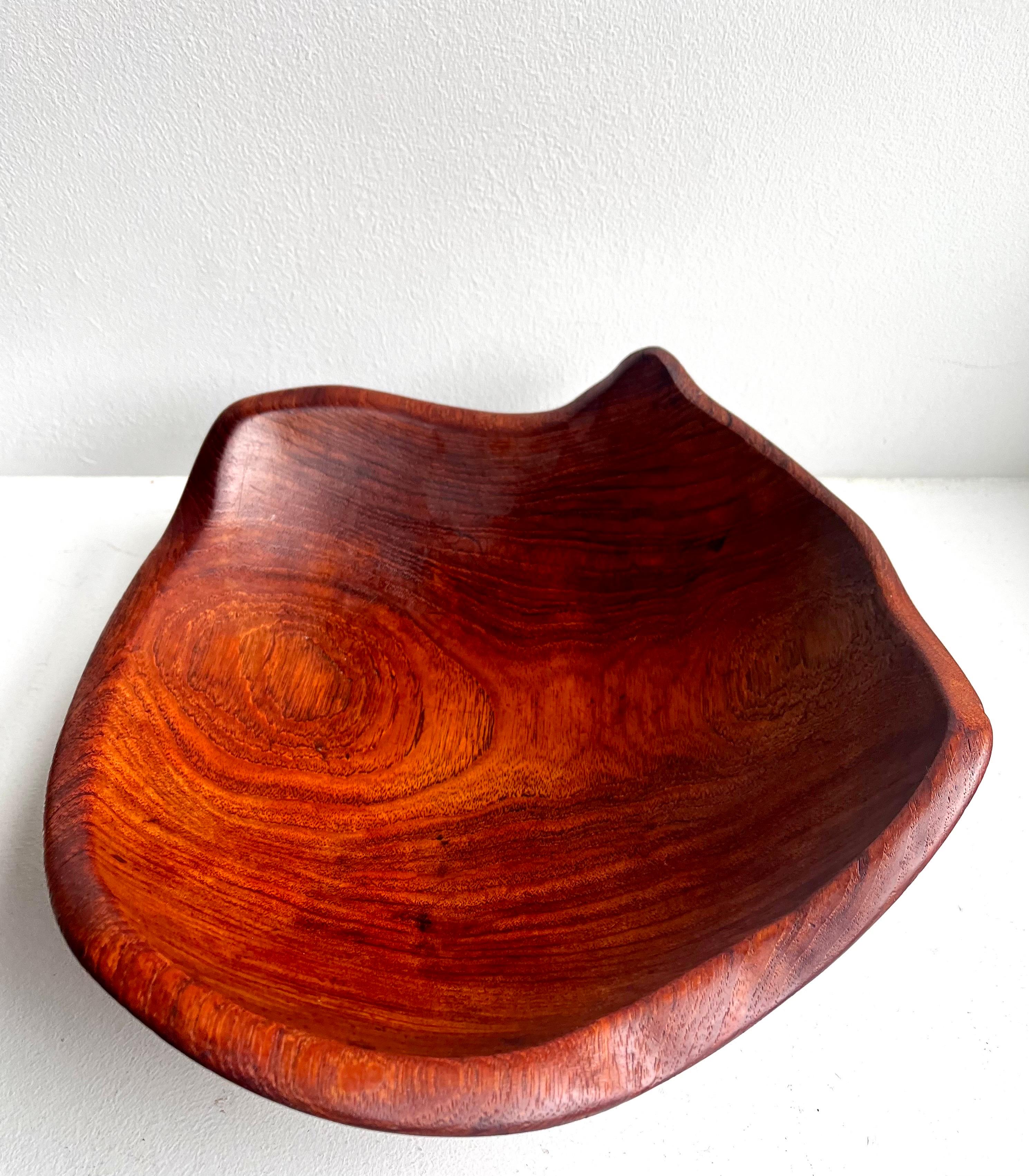 Ciotola in legno a bordo libero in un unico pezzo, artista sconosciuto, anni '70 in vendita 1