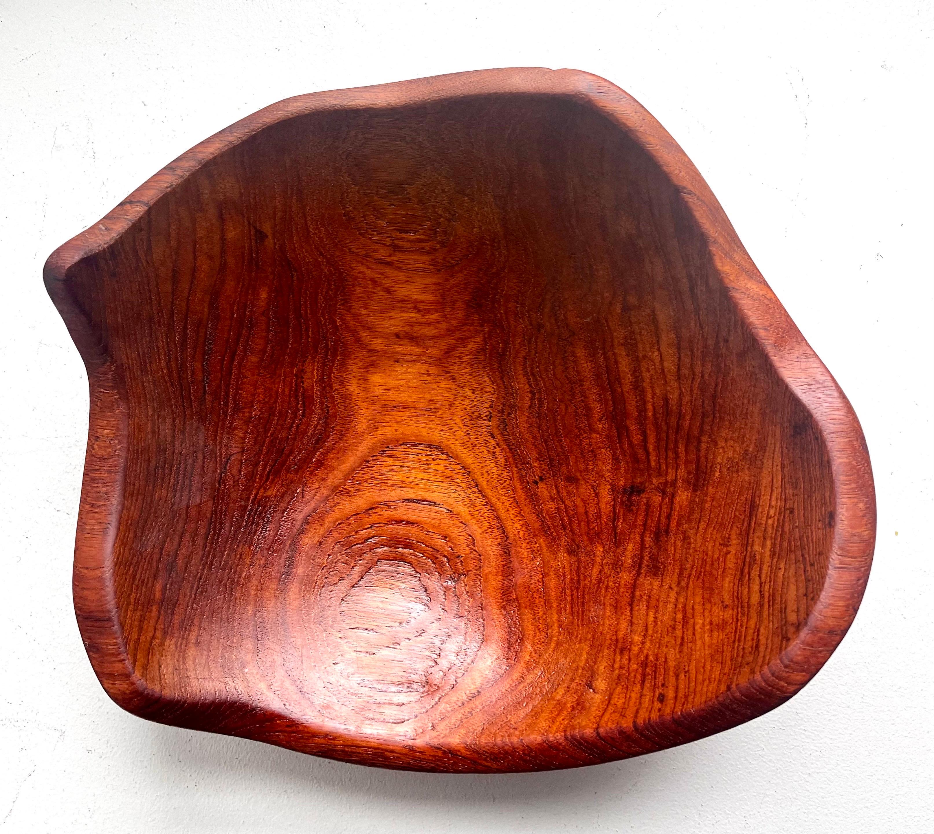 Ciotola in legno a bordo libero in un unico pezzo, artista sconosciuto, anni '70 in vendita 2