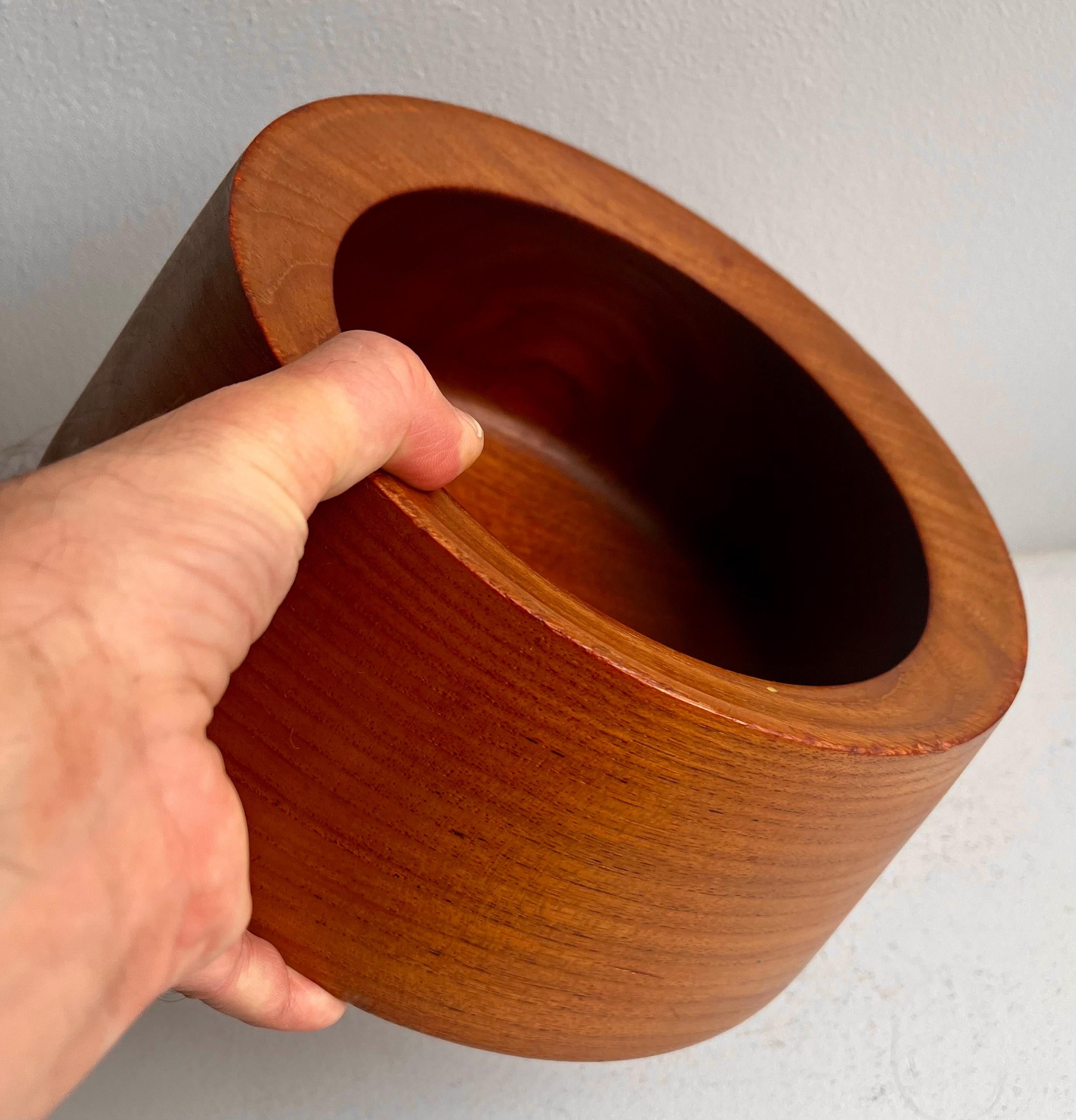 Ciotola in teak a profilo affusolato in un unico pezzo, artista sconosciuto, anni '70 in vendita 2