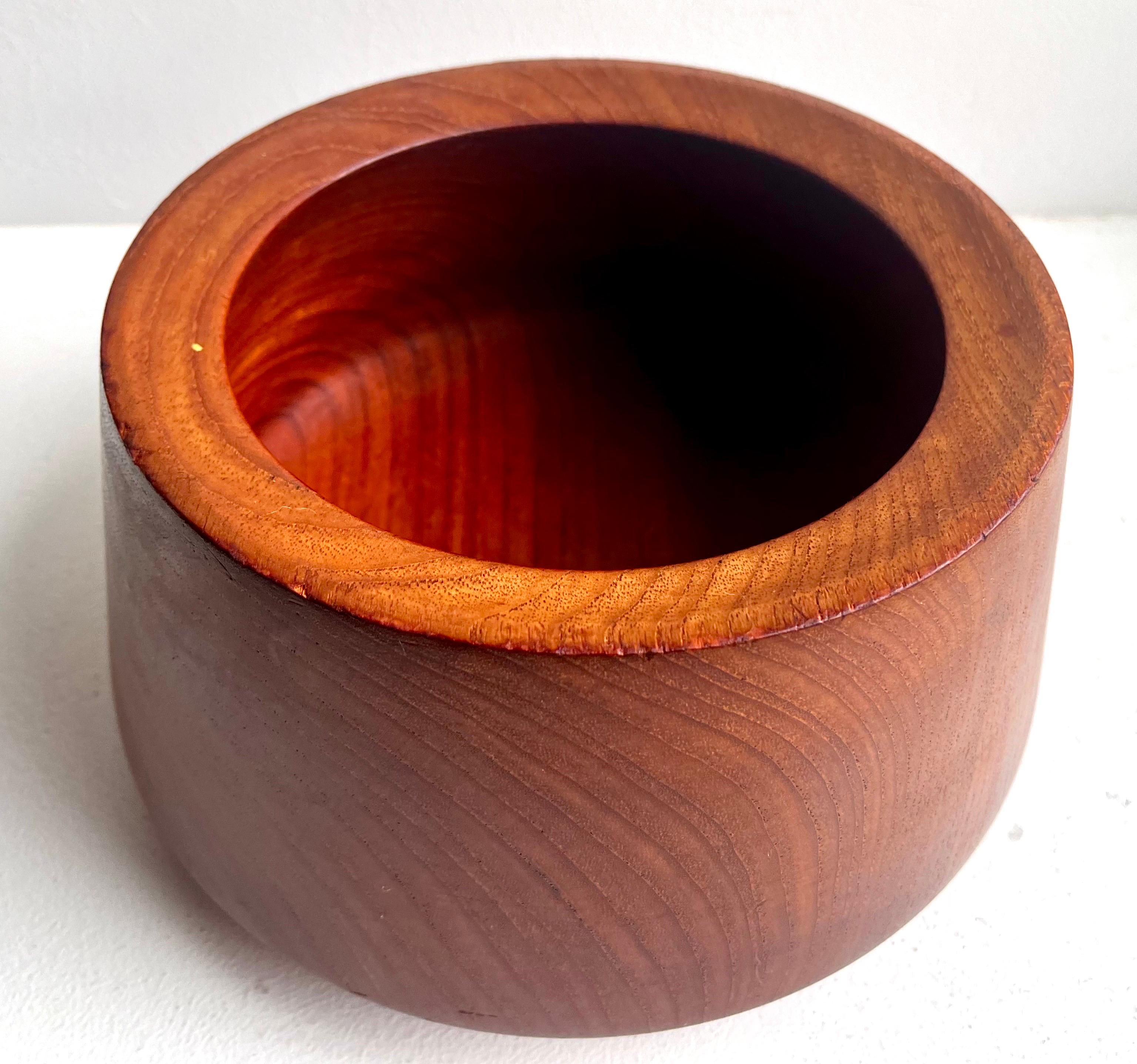 Mid-Century moderno Ciotola in teak a profilo affusolato in un unico pezzo, artista sconosciuto, anni '70 in vendita