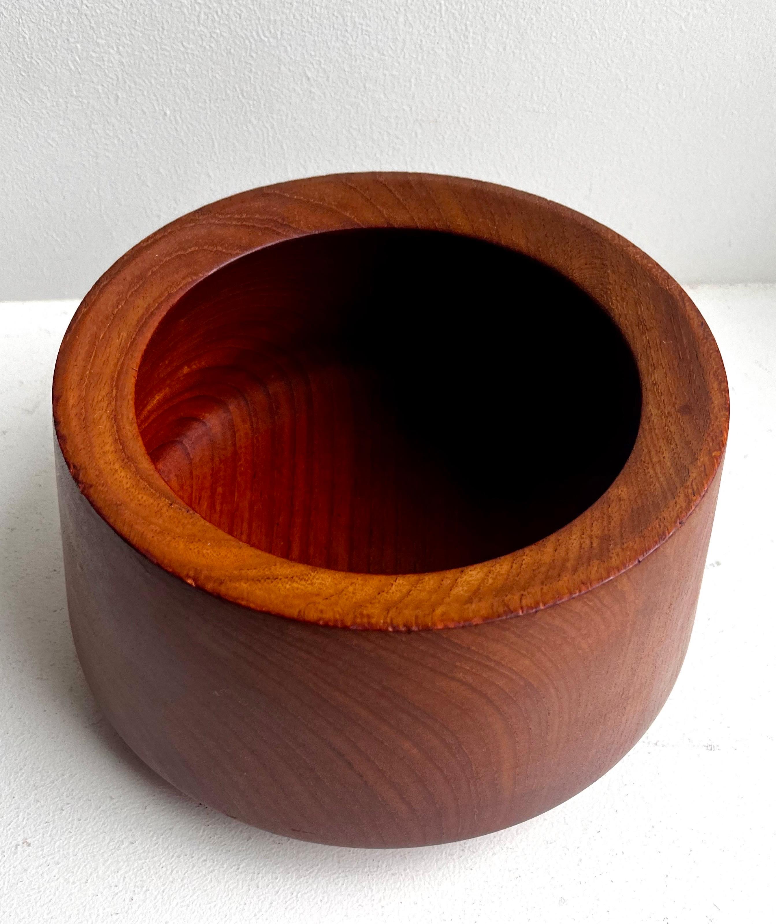 Danese Ciotola in teak a profilo affusolato in un unico pezzo, artista sconosciuto, anni '70 in vendita