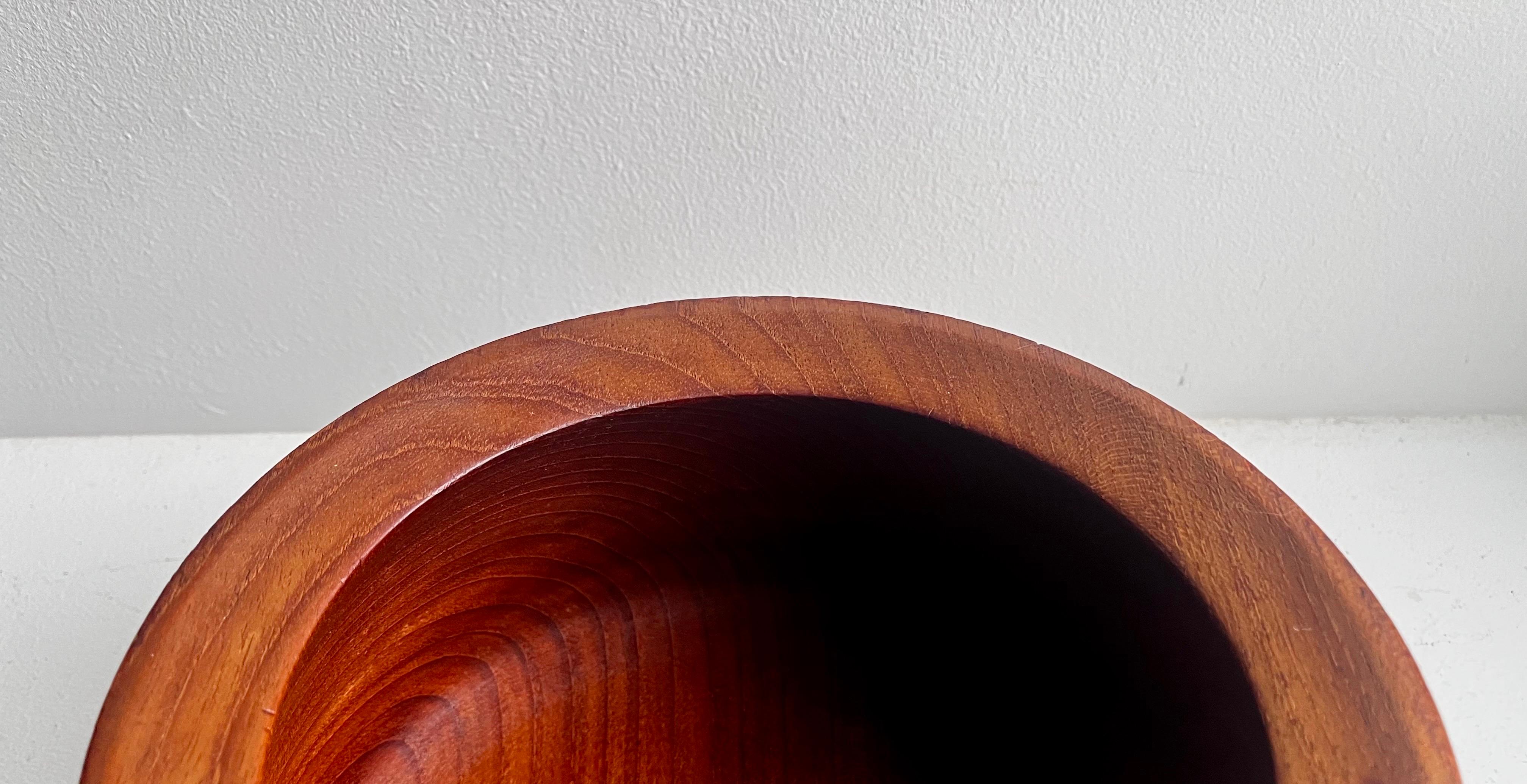 Tornito Ciotola in teak a profilo affusolato in un unico pezzo, artista sconosciuto, anni '70 in vendita