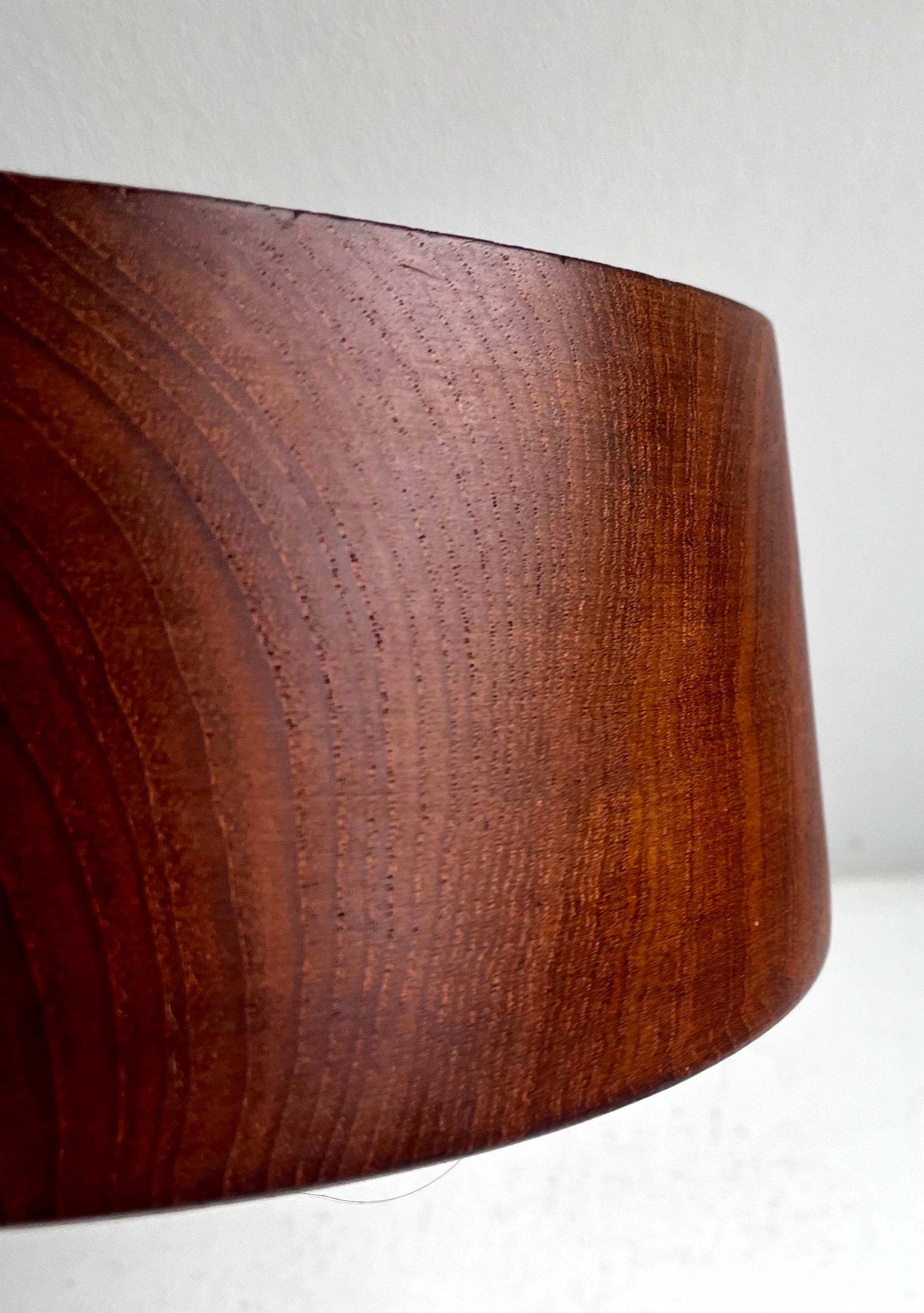 XX secolo Ciotola in teak a profilo affusolato in un unico pezzo, artista sconosciuto, anni '70 in vendita