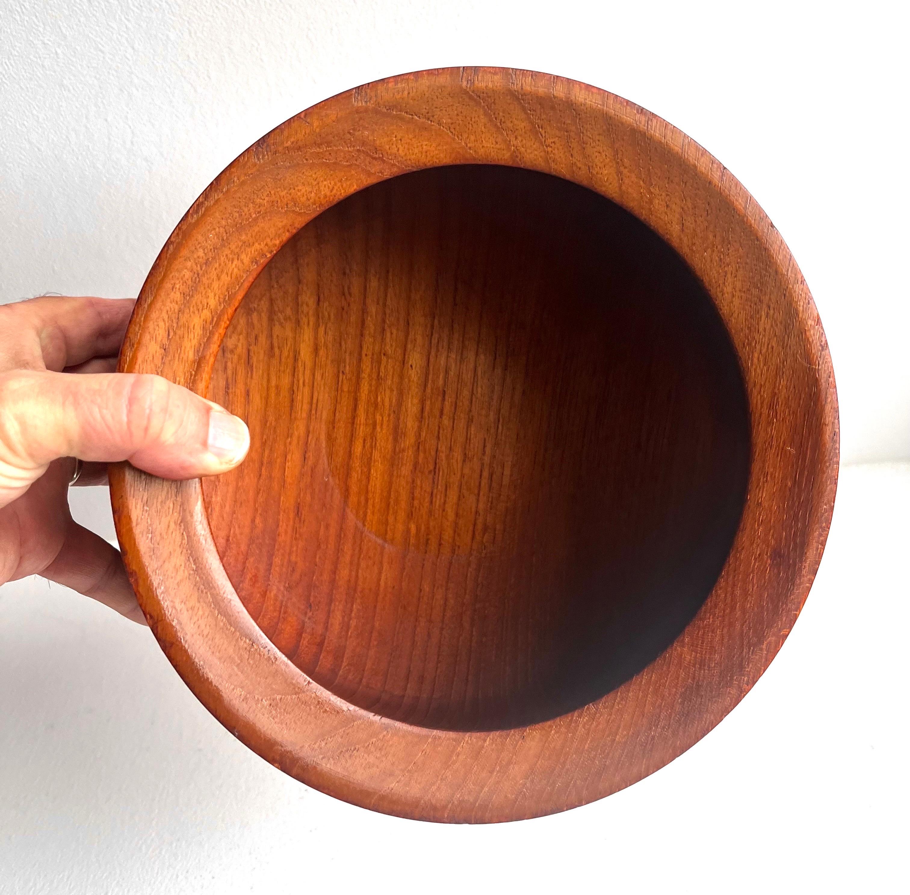 Teak Ciotola in teak a profilo affusolato in un unico pezzo, artista sconosciuto, anni '70 in vendita