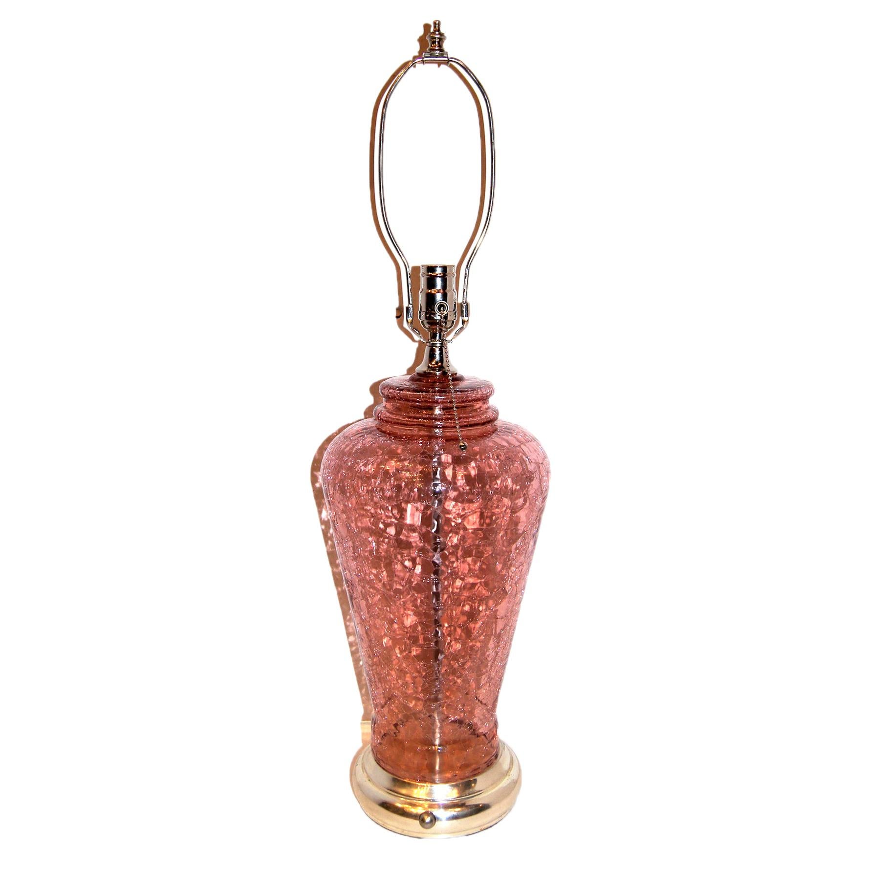 Lampe de table française des années 1940 en verre craquelé rose pâle avec base et ferrures de couleur argentée.

Mesures :
Hauteur du corps : 17,5