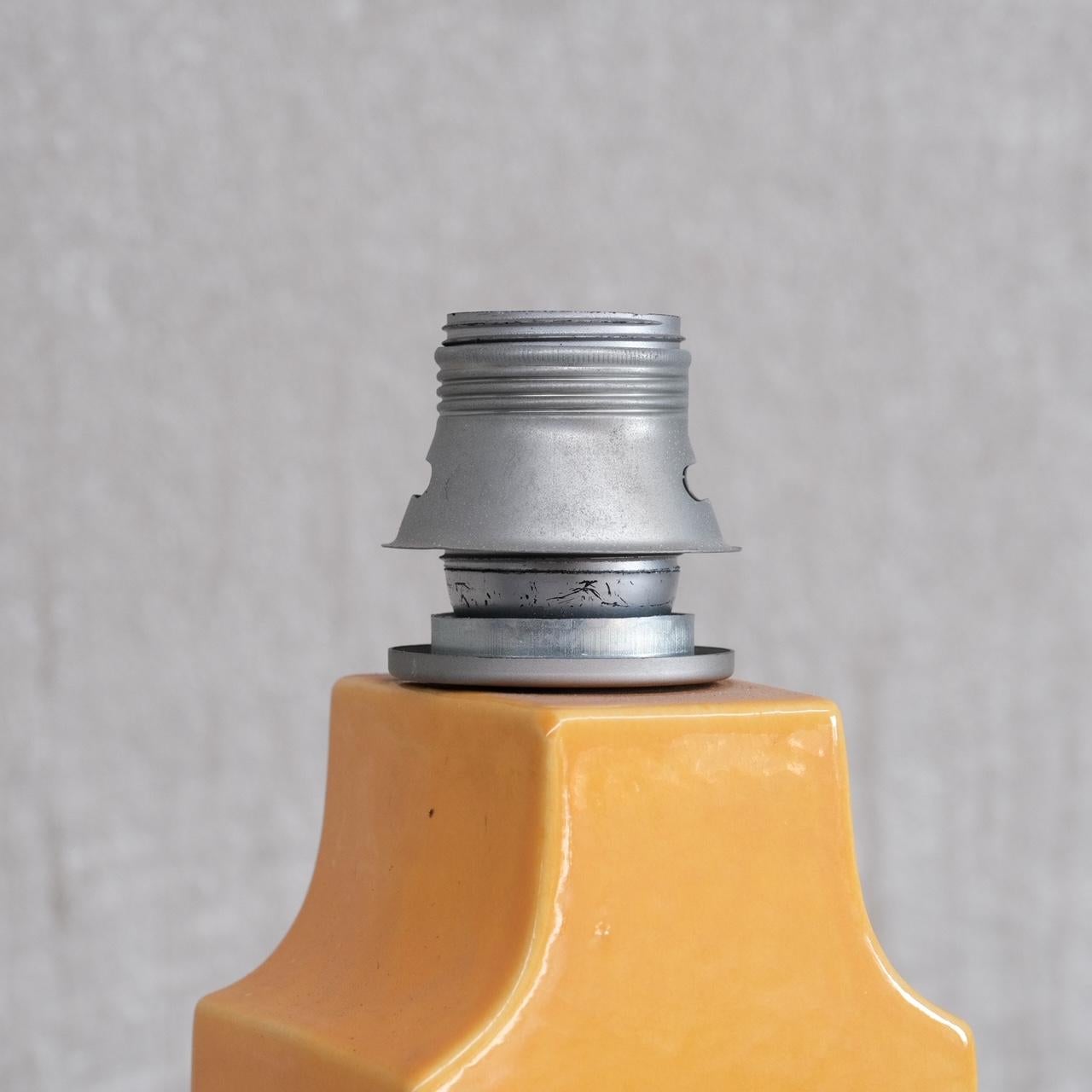 Mid-Century Modern Lampe de bureau simple en céramique jaune pop, Belgique, milieu du siècle dernier en vente