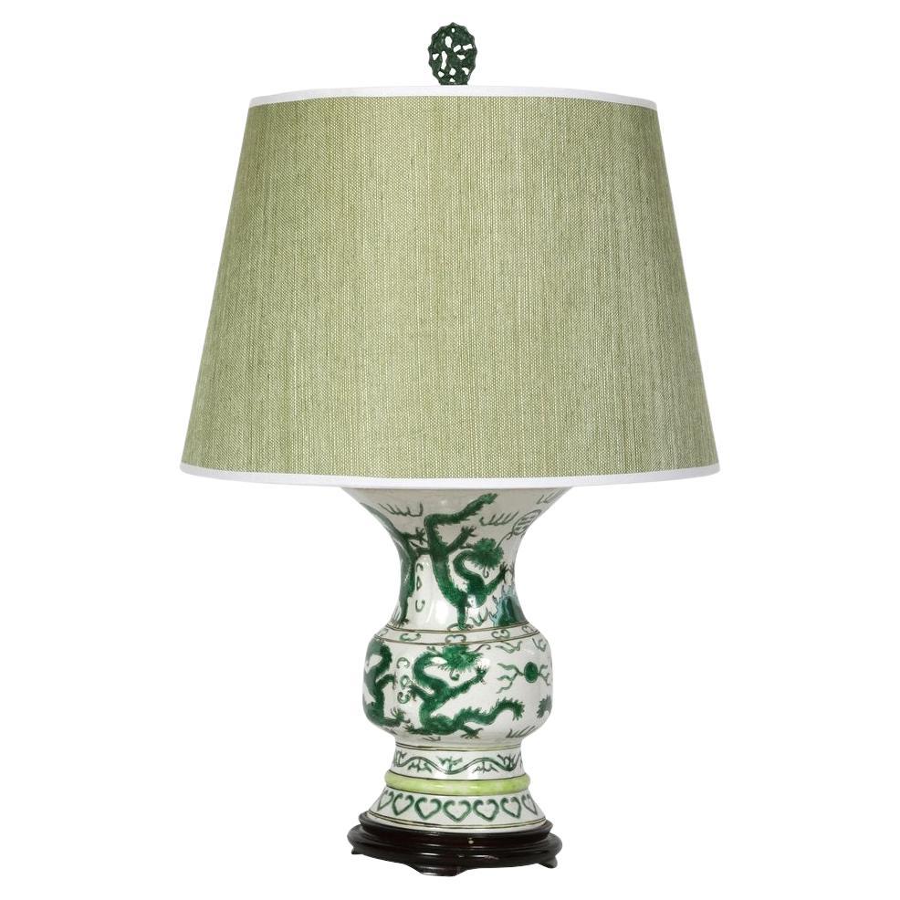 Lampe simple en porcelaine asiatique à motif de dragon sur base en bois en vente