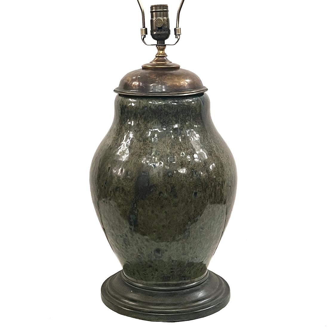 Lampe de table en porcelaine anglaise des années 1940.

Mesures :
Hauteur du corps : 17