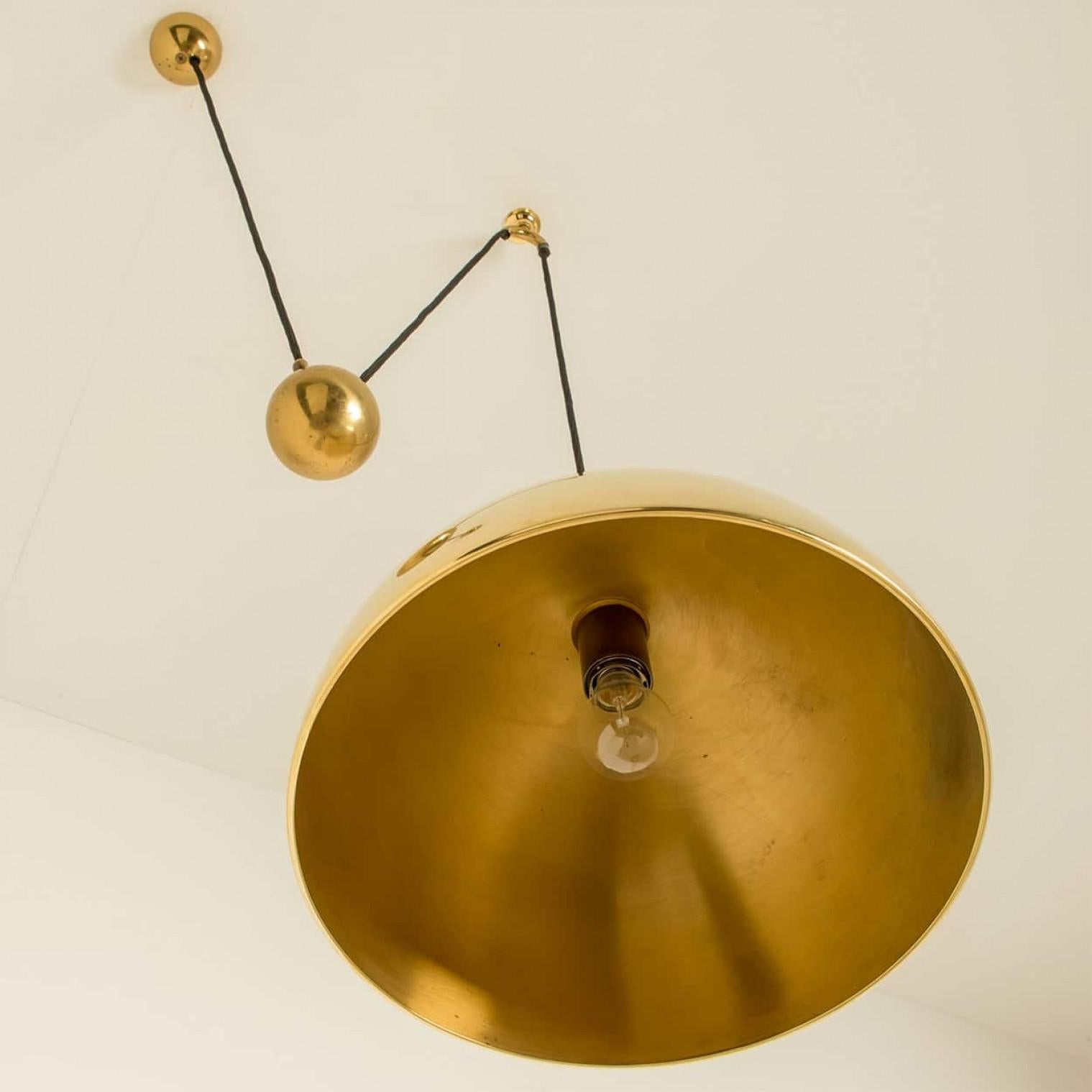 Lampada a sospensione in ottone a trazione singola di Florian Schulz in vendita 4