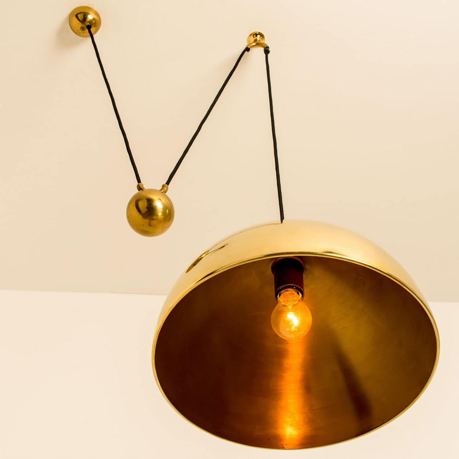 Lampada a sospensione in ottone a trazione singola di Florian Schulz in vendita 5