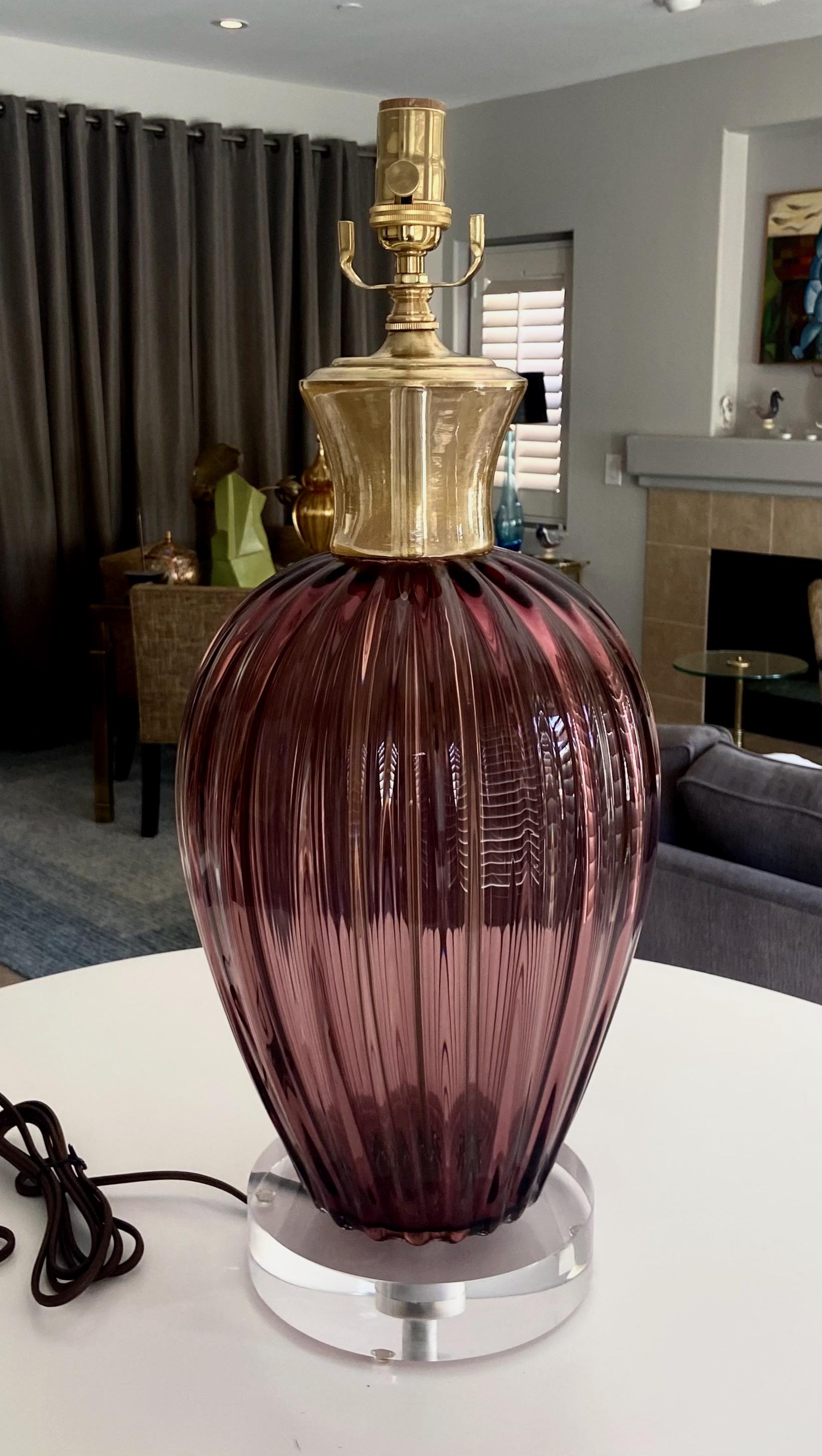 Single Purple Murano Italian Ribbed Gold Glass Table Lamp In Good Condition For Sale In Palm Springs, CA