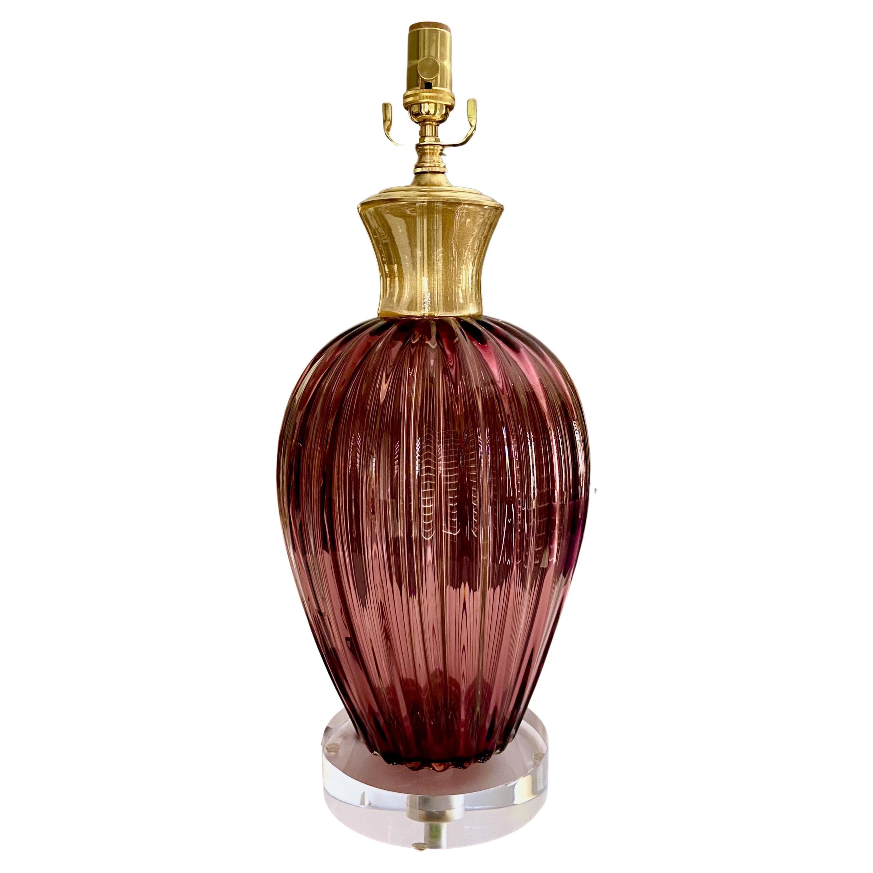Lampe de table en verre violet Murano italien strié et doré