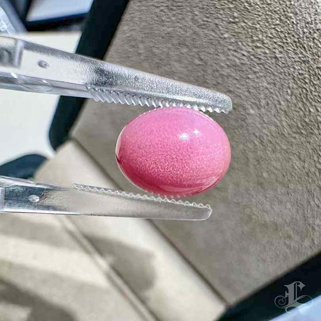 Esta impresionante perla de concha muestra un cautivador tono rosa flamenco, que destila dulzura y vibración. Su forma perfectamente redonda y regordeta refleja una meticulosa formación natural, lo que la convierte en un raro tesoro. La superficie