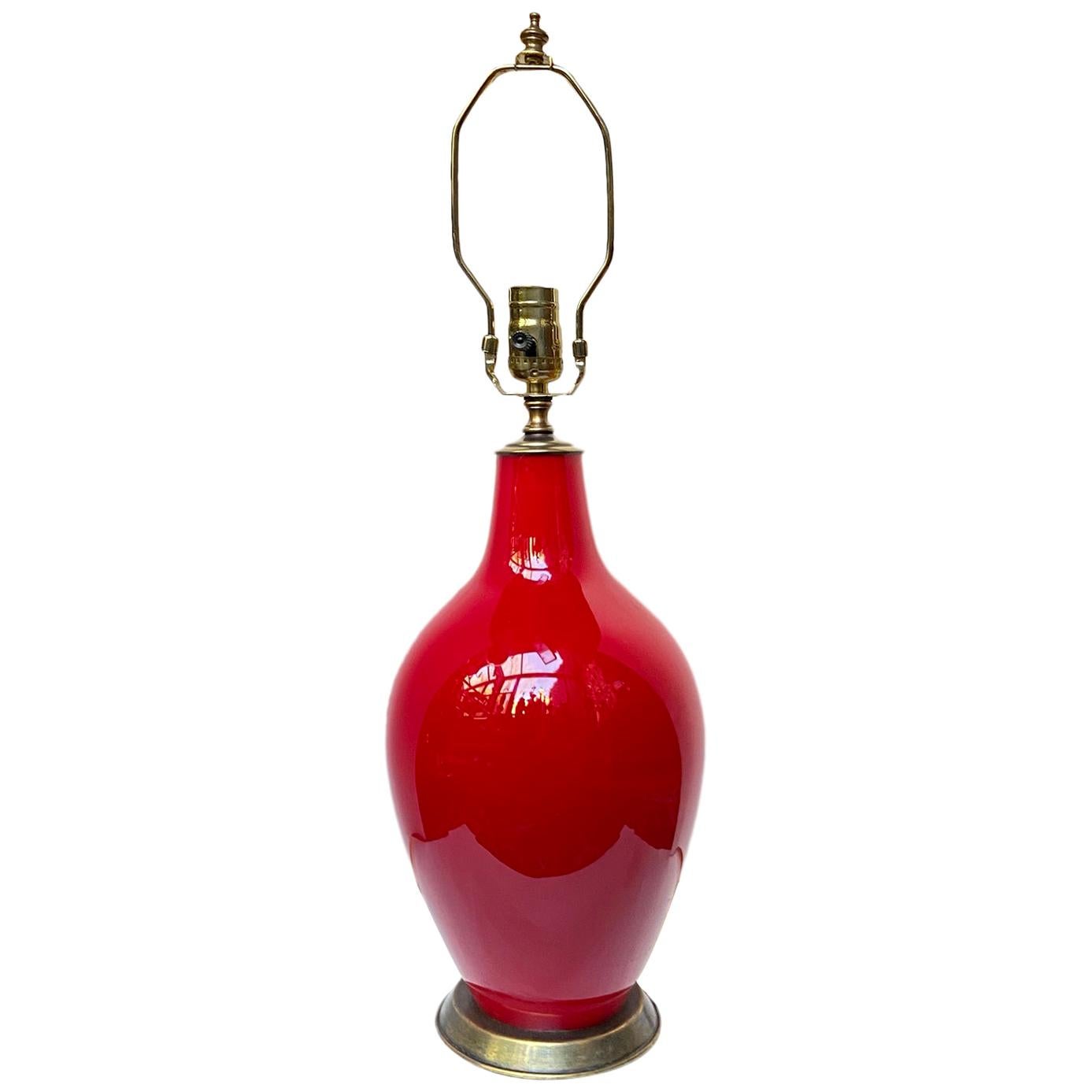Einzelne rote Lampe aus mundgeblasenem Glas