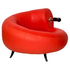 Sedia da salotto singola postmoderna in pelle rossa, Italia 1990